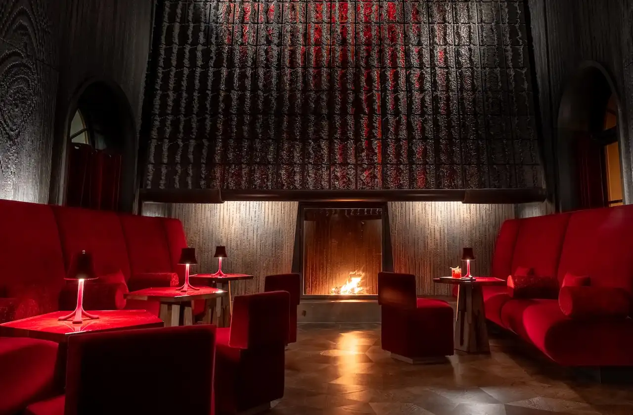 Zigarrenlounge mit roten Sofas im Grand Hotel Les Trois Rois
