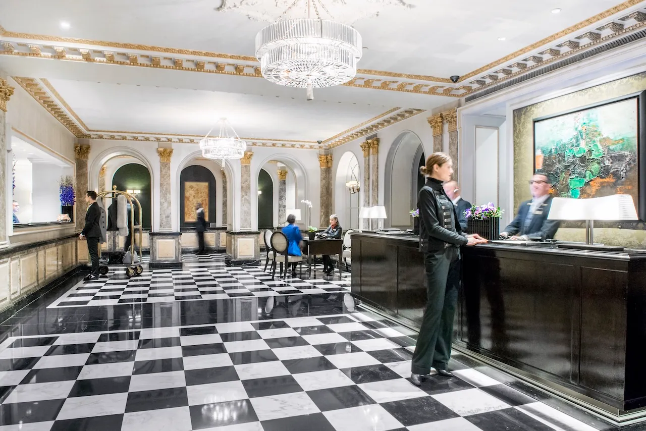 Lobby in Hotel The Pierre mit Boden im Schachbrettmuster
