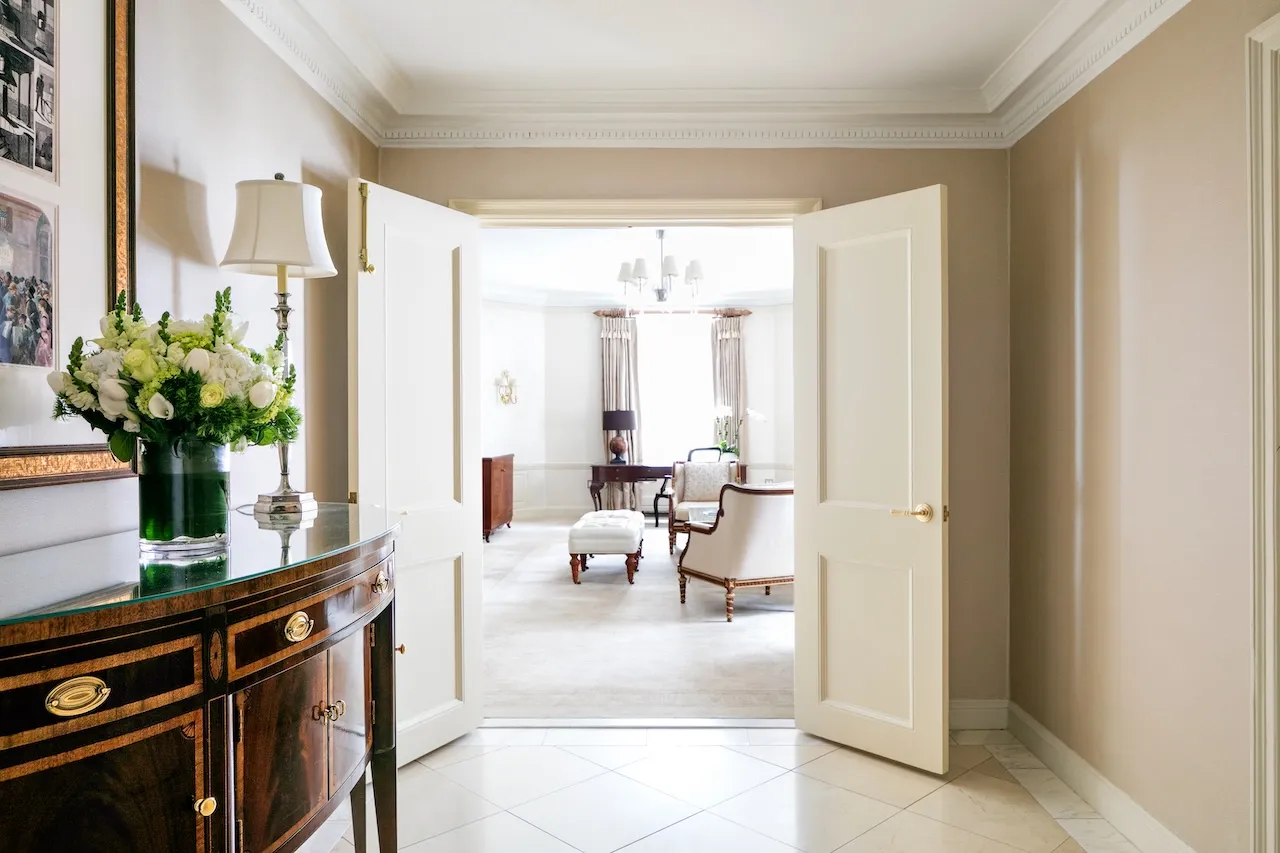 Das Foyer der Escoffier Suite im Hotel The Pierre in weiß und beige