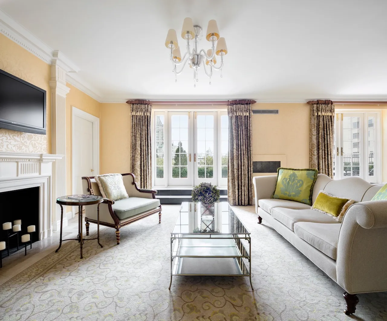 Der Living Room der Getty Suite im Pierre mit hellem Sofa und Sessel