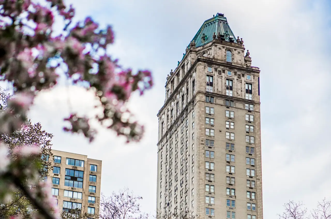 Das markante Kupferdach des The Pierre in New York