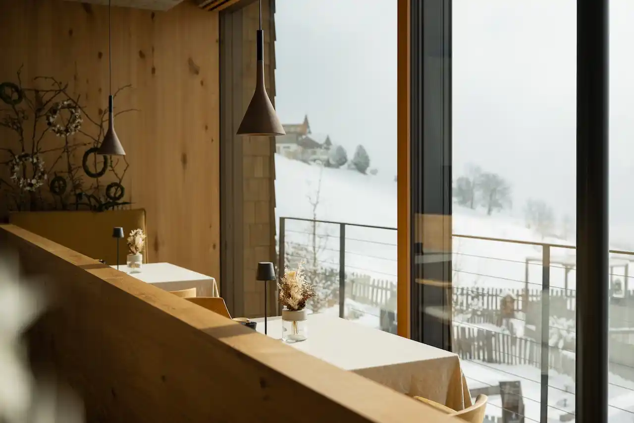Restaurant im Biohotel Gitschberg mit Blick auf die Bergwelt