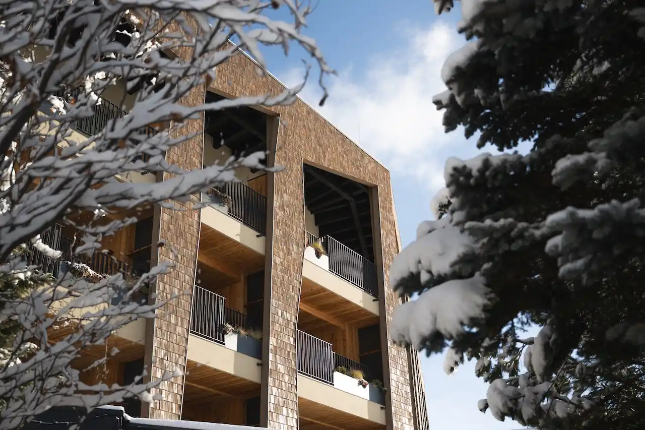 Das Biohotel Gitschberg von außen: Holzschindeln an der Fassade, geometrischer Bau