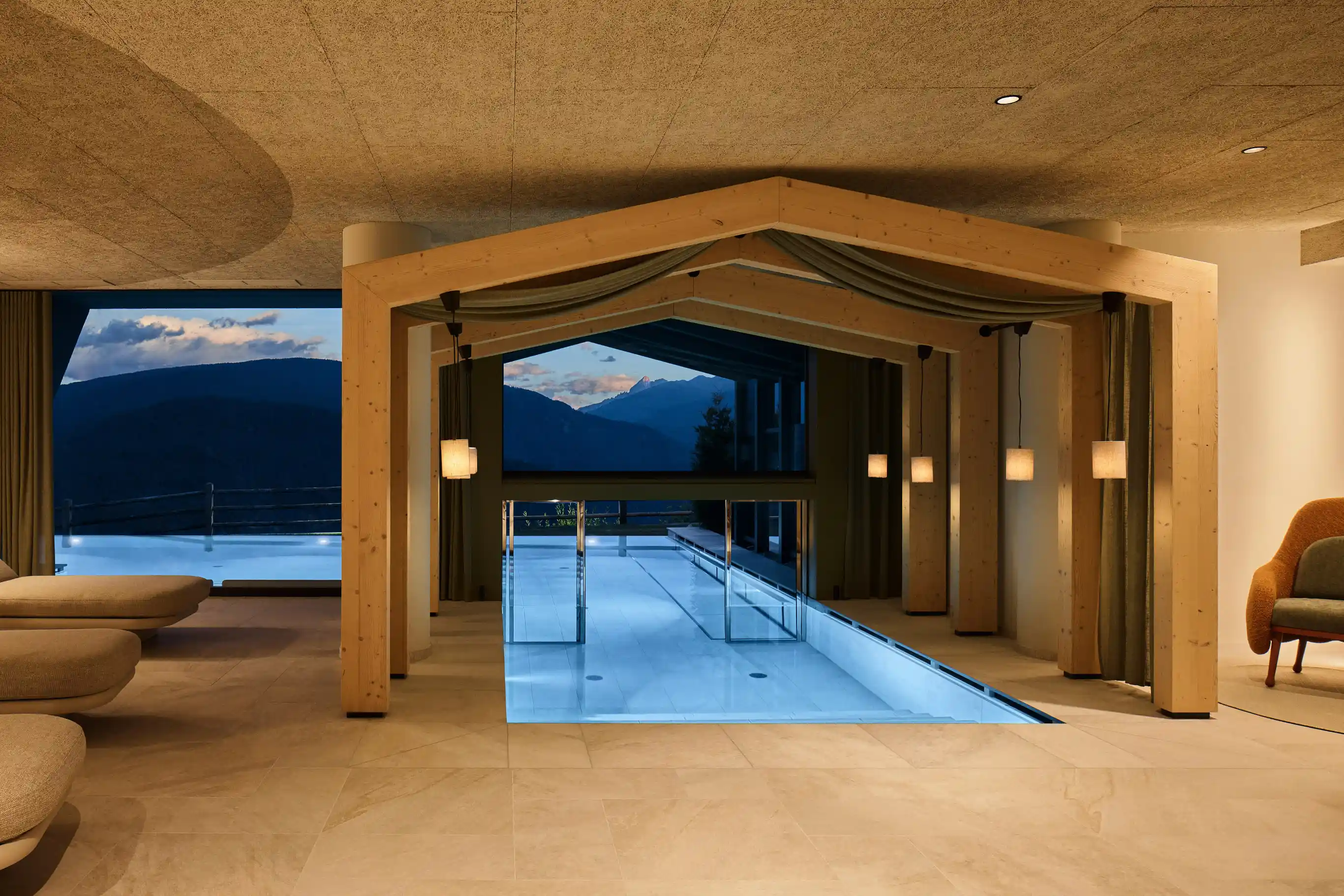 Indoorpool im Hotel AUI Meransen in Südtirol