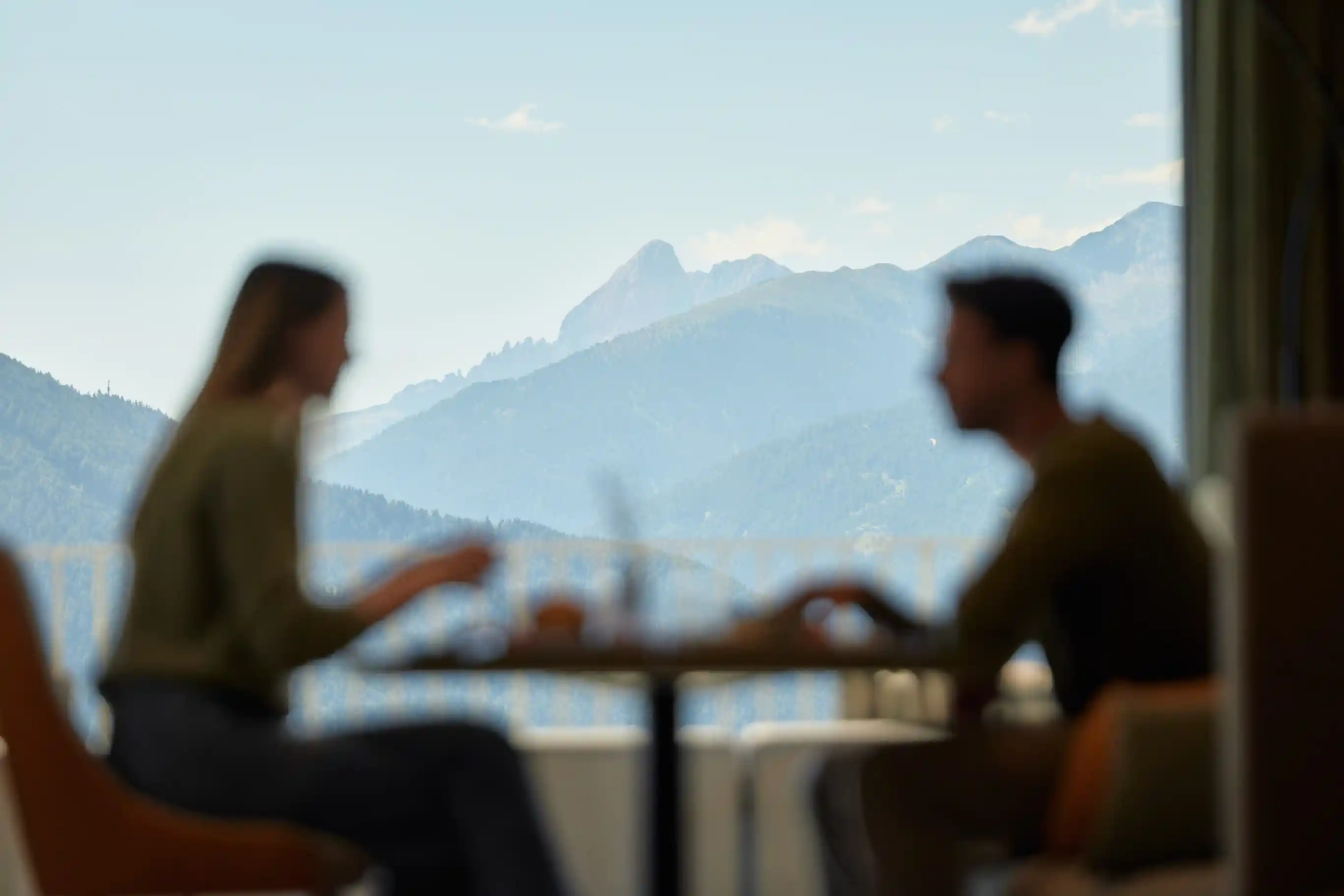 Paar vor Bergpanorama im Hotel AUI Meransen