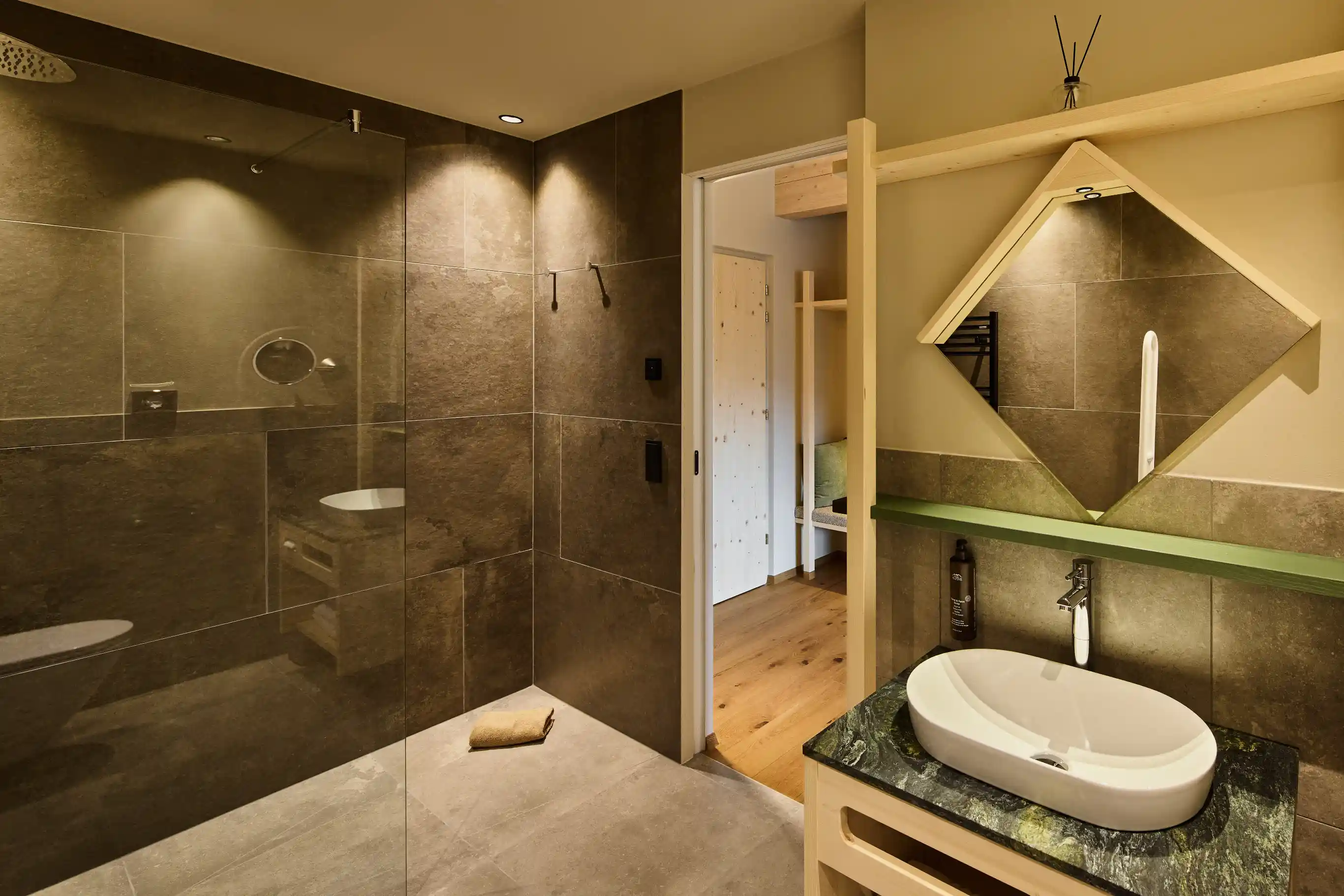 Badezimmer mit großer Dusche im AUI