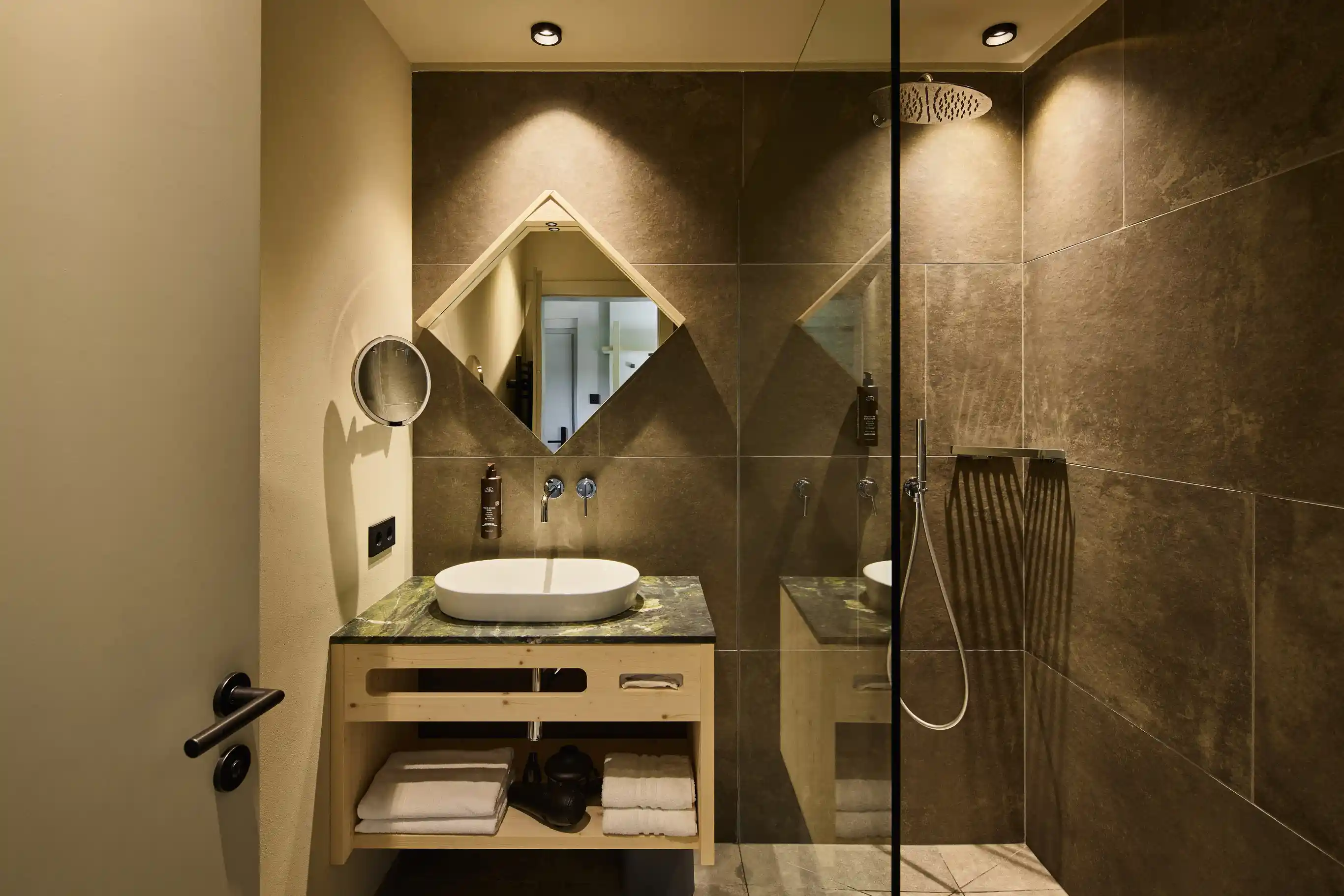 Eines der Badezimmer im AUI in Meransen