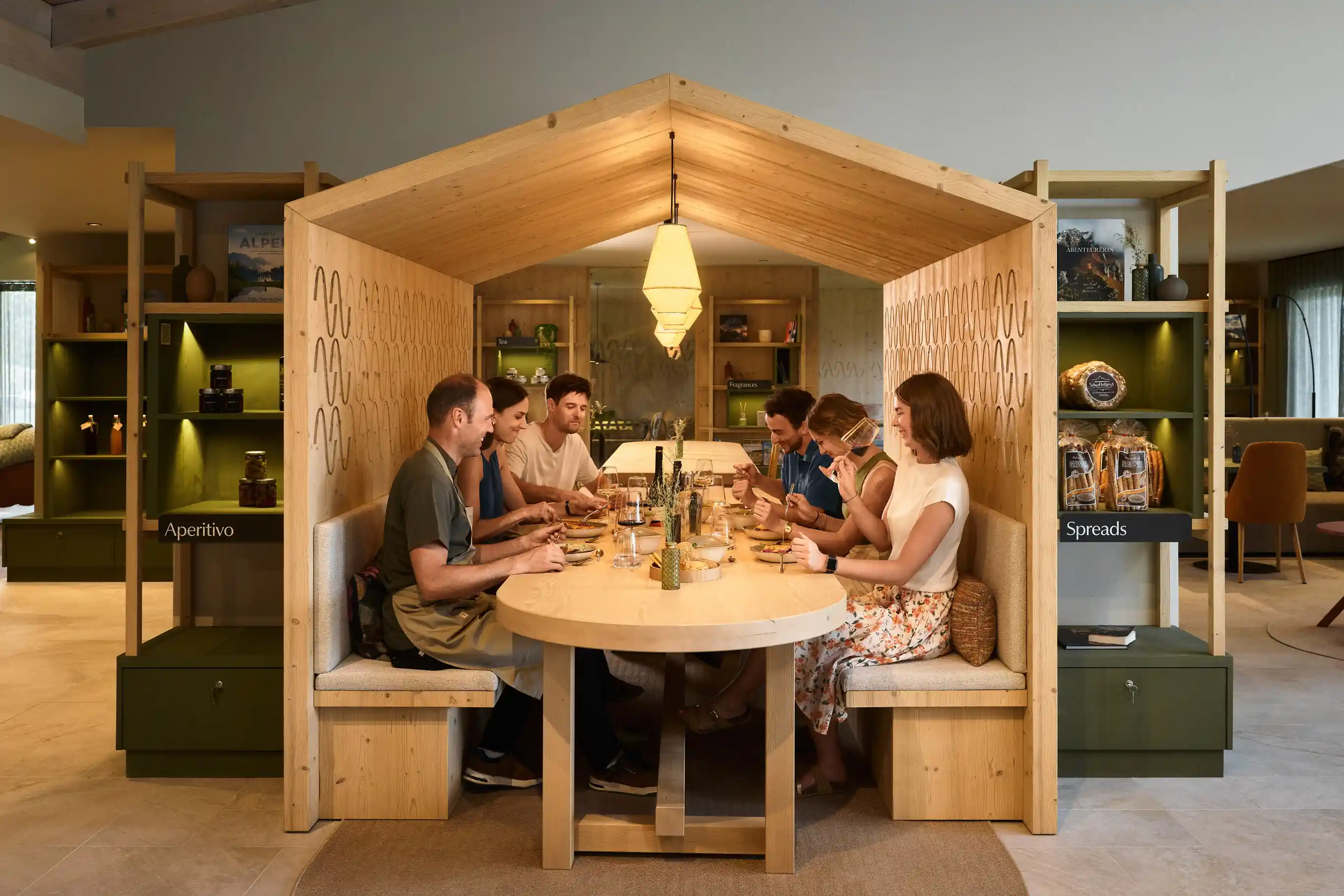 Holzkonstruktion mit Dach in der Community Kitchen im AUI