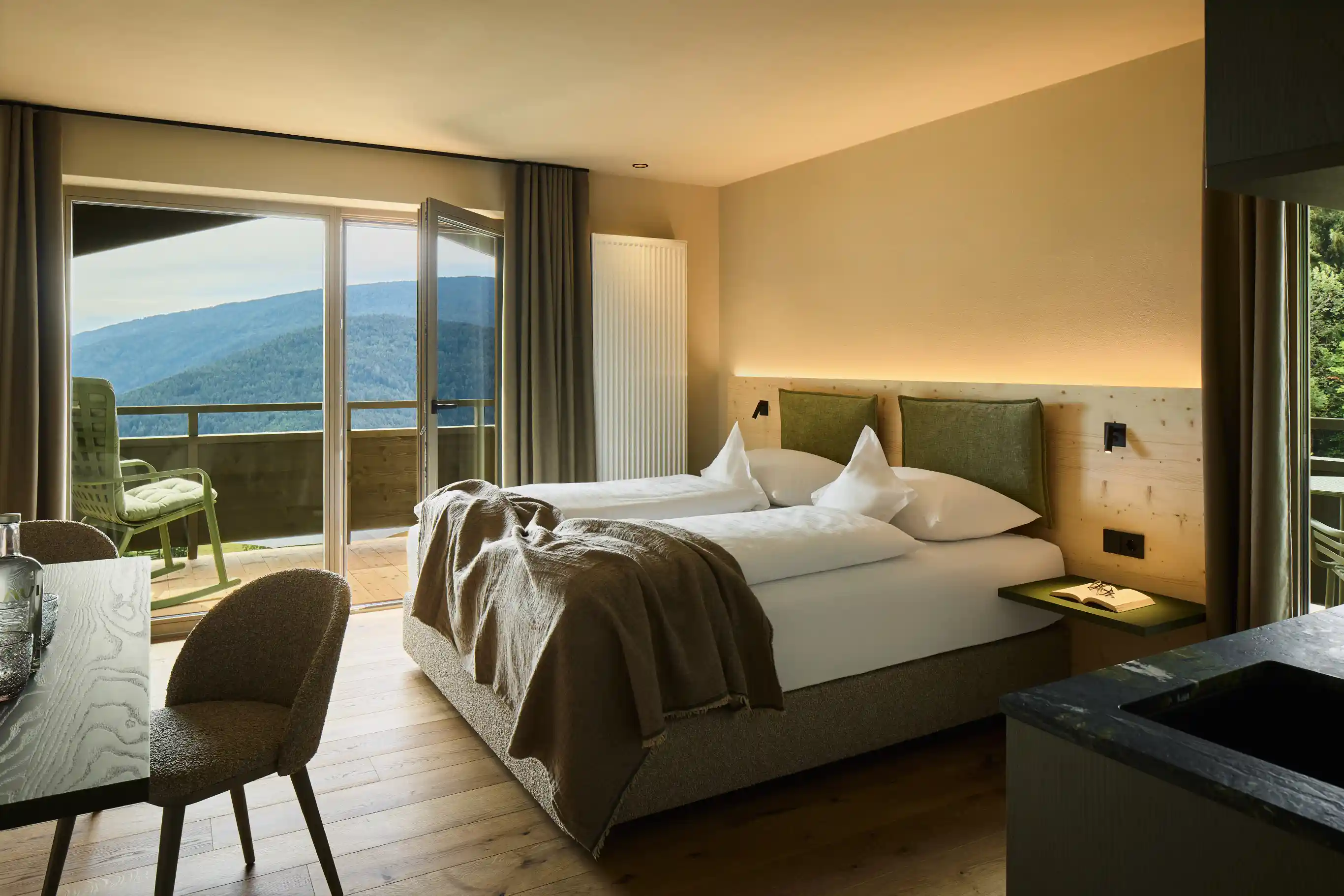 Zimmer mit Bett, Tisch und Balkon im AUI