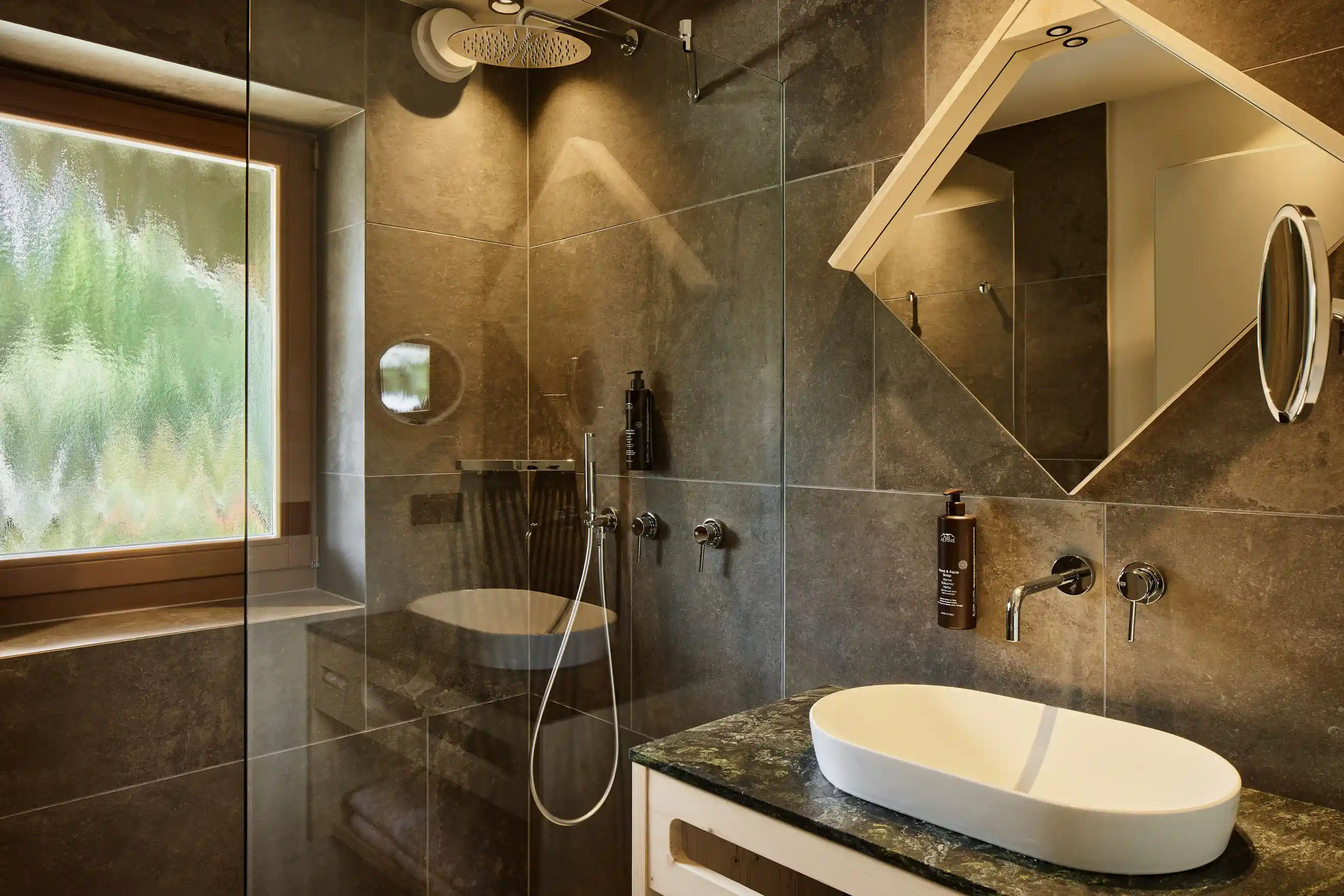 Badezimmer mit Fenster im AUI in Südtirol