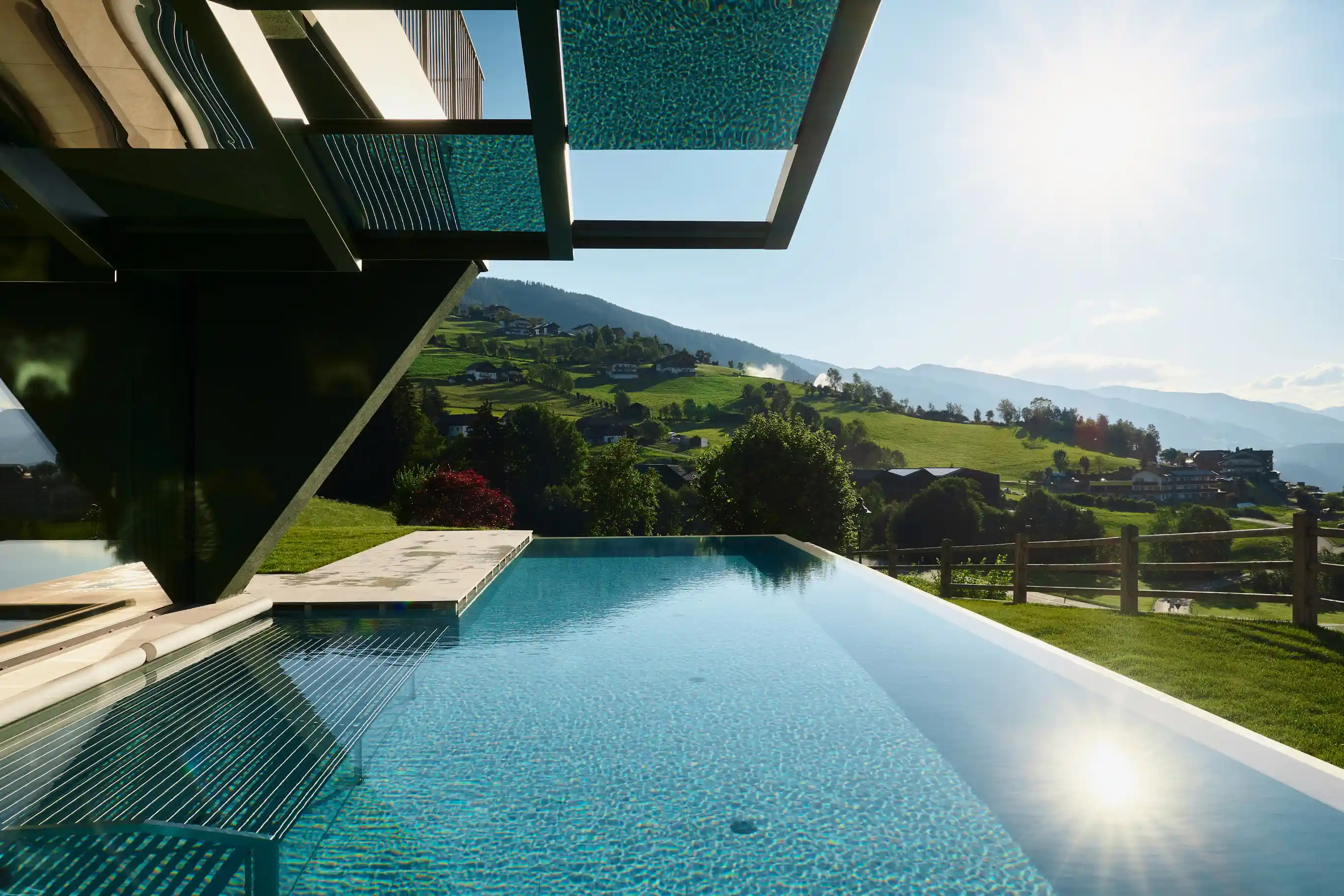 Outdoor-Pool in der Sonne: AUI Meransen