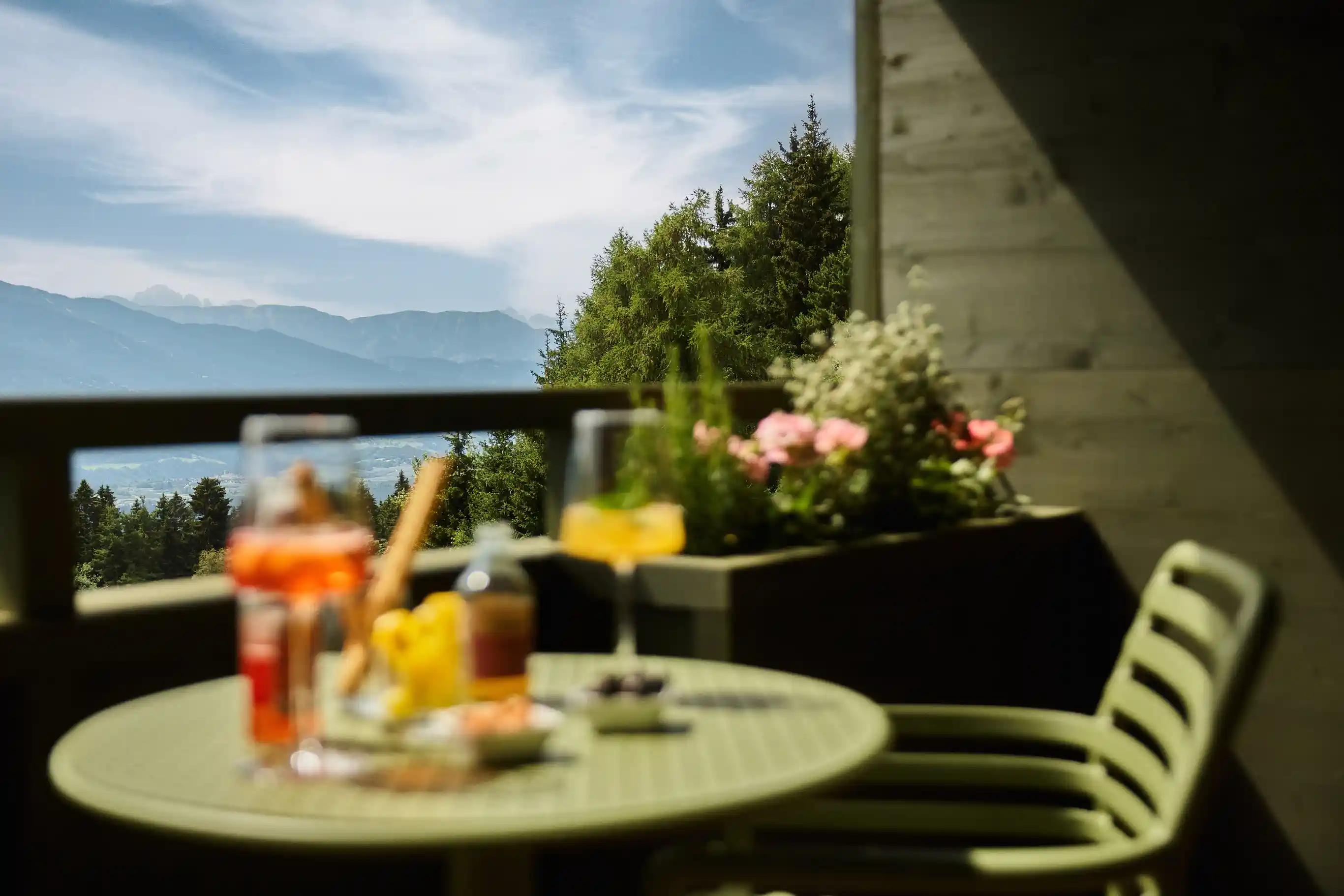 Balkon im AUI: Ein gedeckter Tisch und Blick auf die Berge