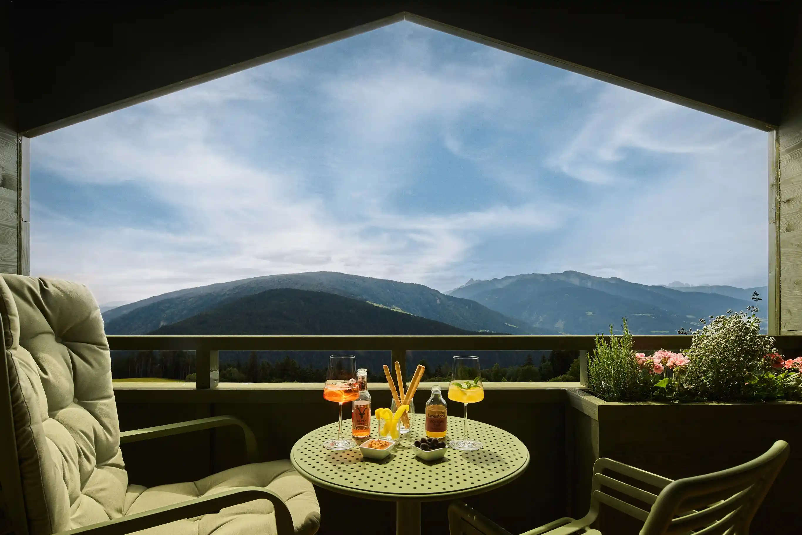 Balkon mit Blick auf die Berge im AUI in Südtirol