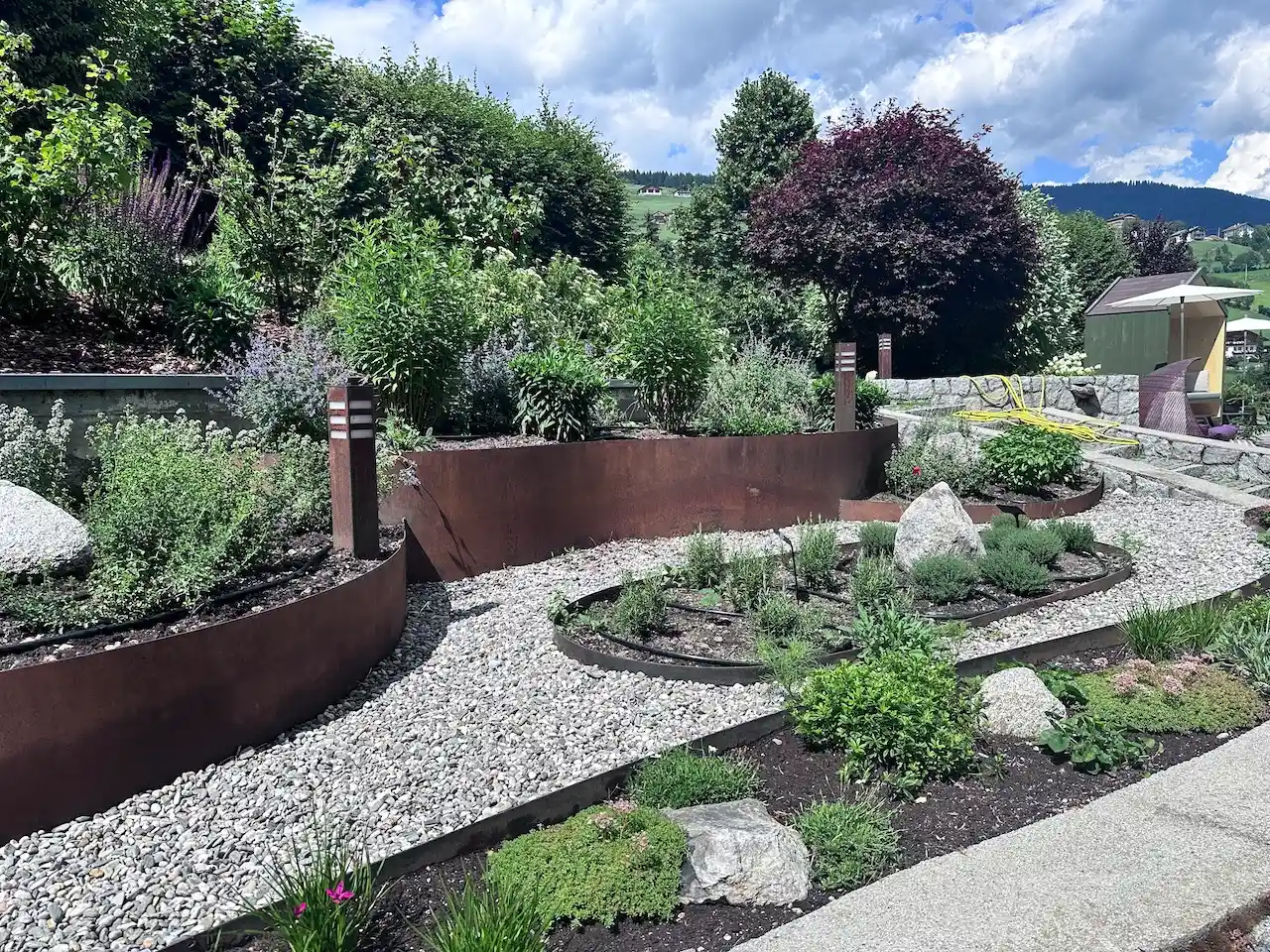 AUI Hotel: Der Garten mit Kieswegen