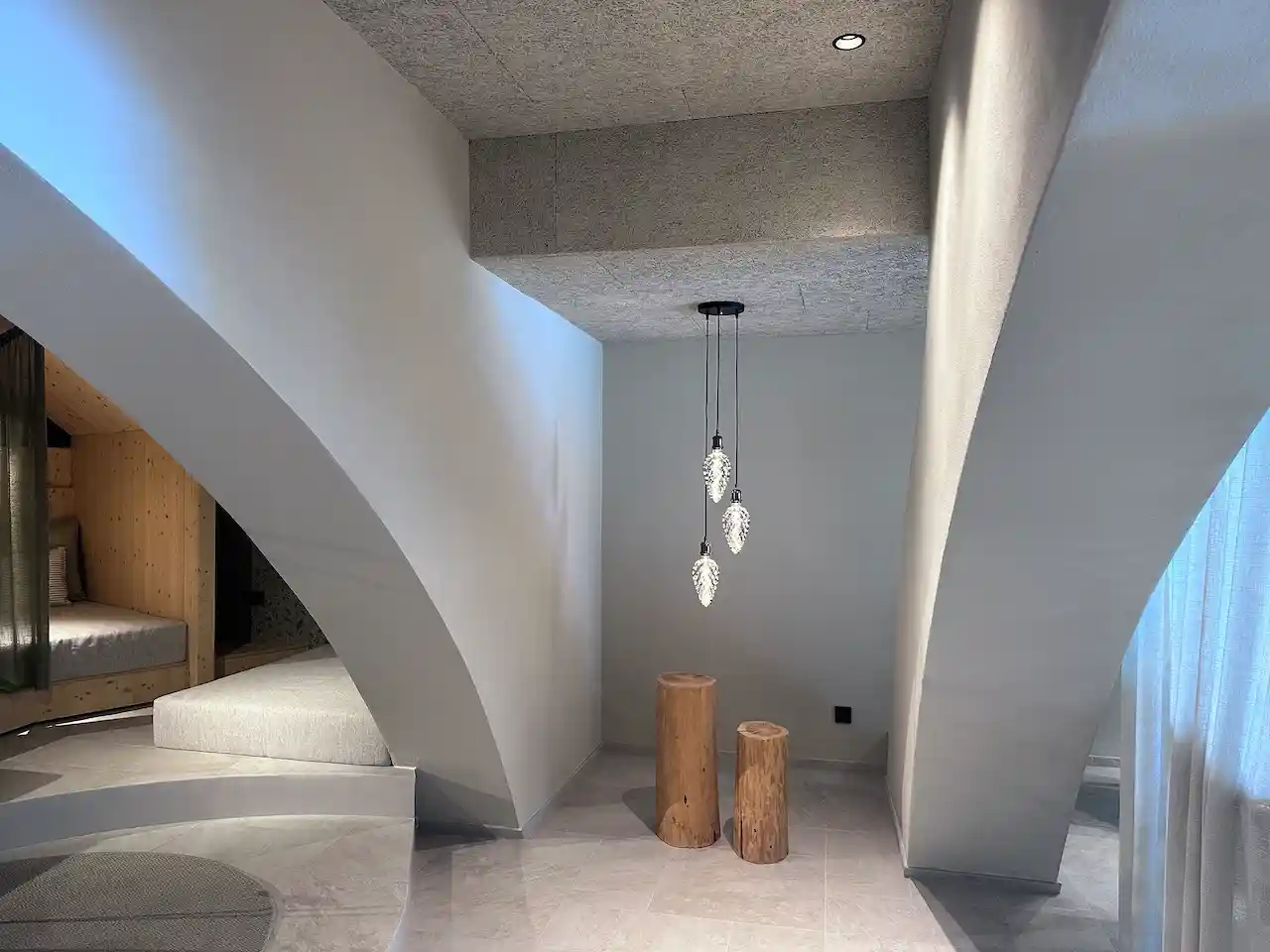 Interior im AUI: Ecke mit Lampe und Holz