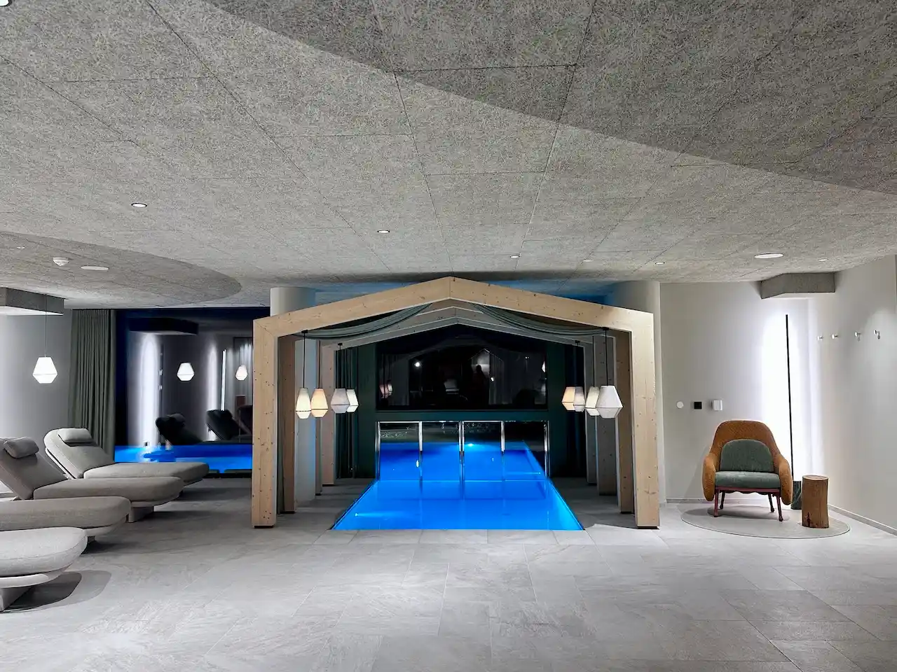 Der Indoor-Pool im AUI in Meransen bei Nacht
