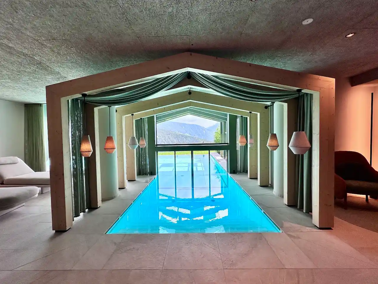 Indoor-Pool bei Tag im AUI in Meransen