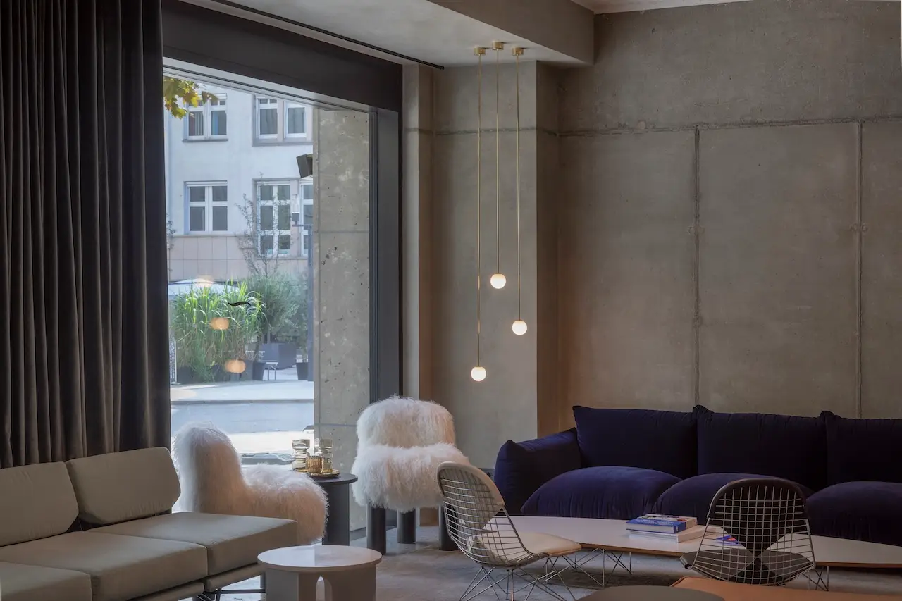 Der Empfangsbereich im EMILU Hotel