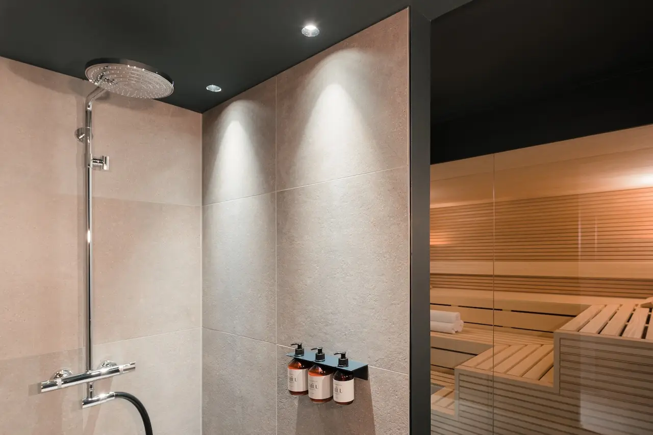 EMILU Stuttgart: Dusche und Sauna im Wellness-Bereich