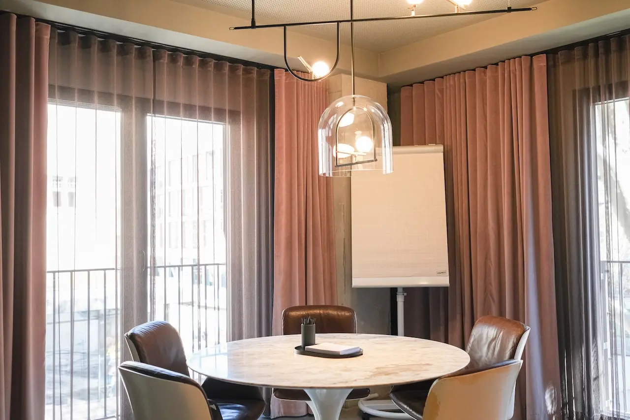 EMILU Hotel: Meetingraum mit Designermöbeln