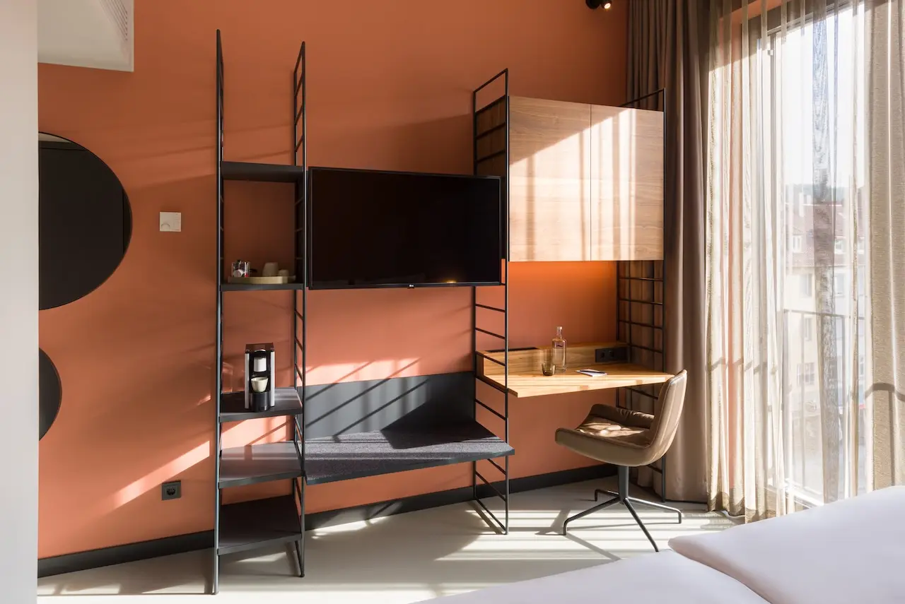 Zimmer im EMILU Hotel mit roter Wand
