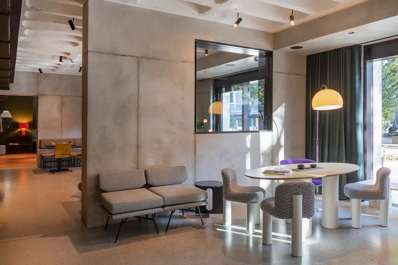 Lounge im EMILU Hotel