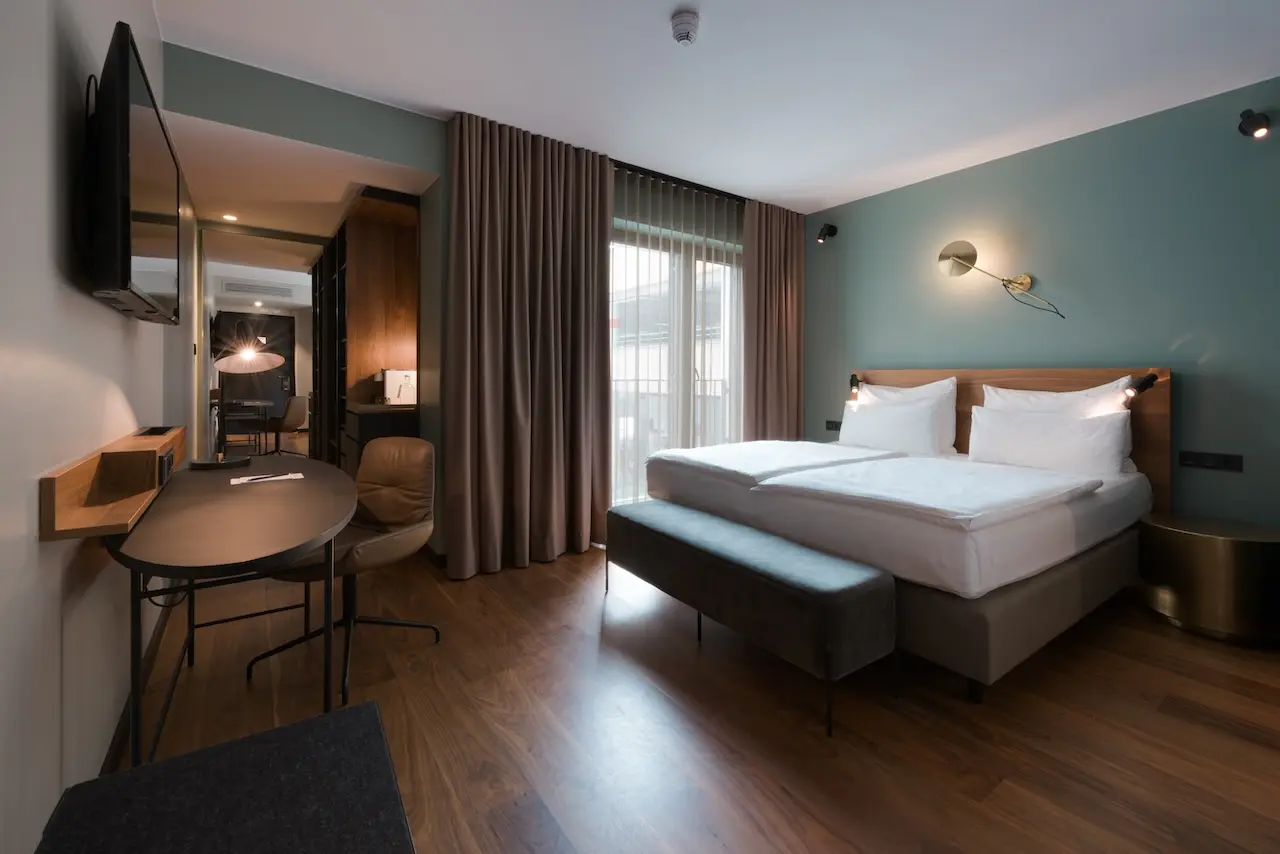 Zimmer im EMILU Hotel in Stuttgart mit blauer Wand
