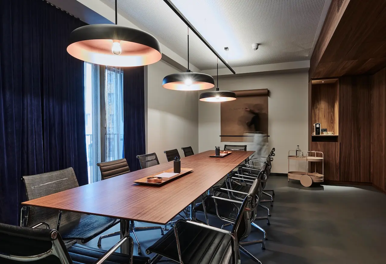 EMILU Hotel: Meetingraum mit langem Tisch