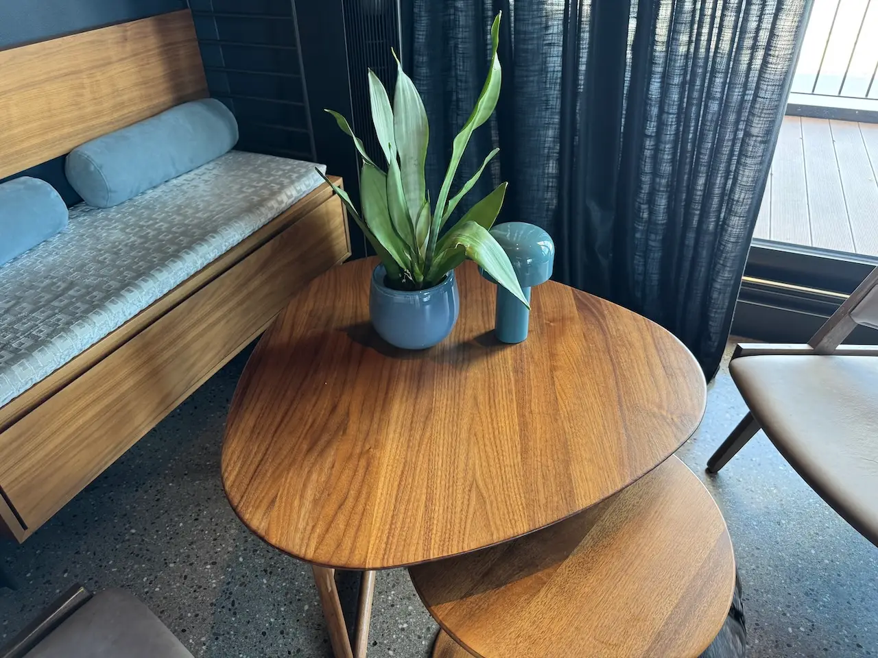 EMILU Hotel: Vintage-Sofa-Tisch