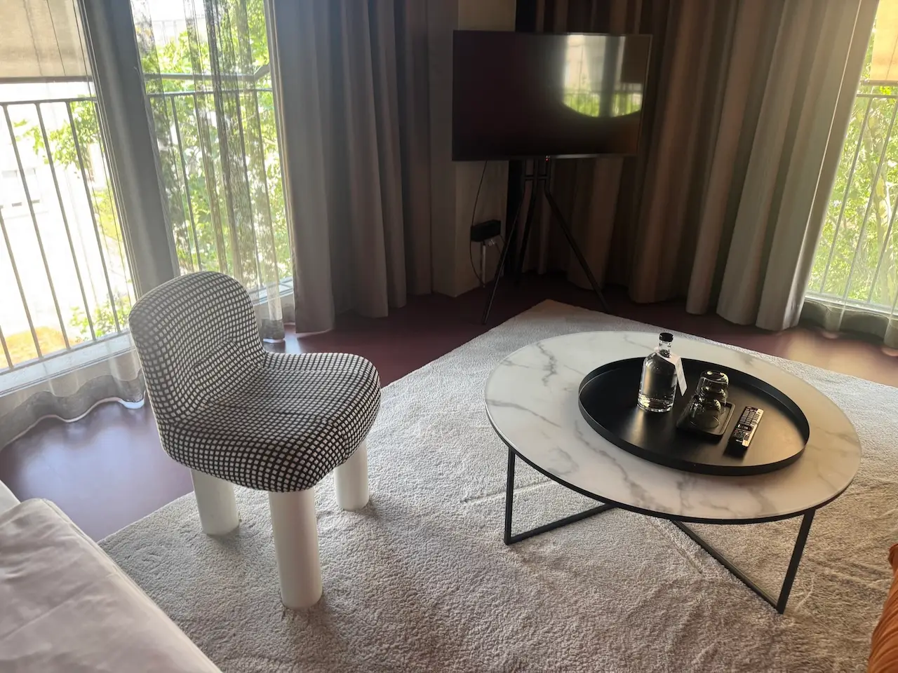 Suite mit Vintage-Stuhl im EMILU Hotel
