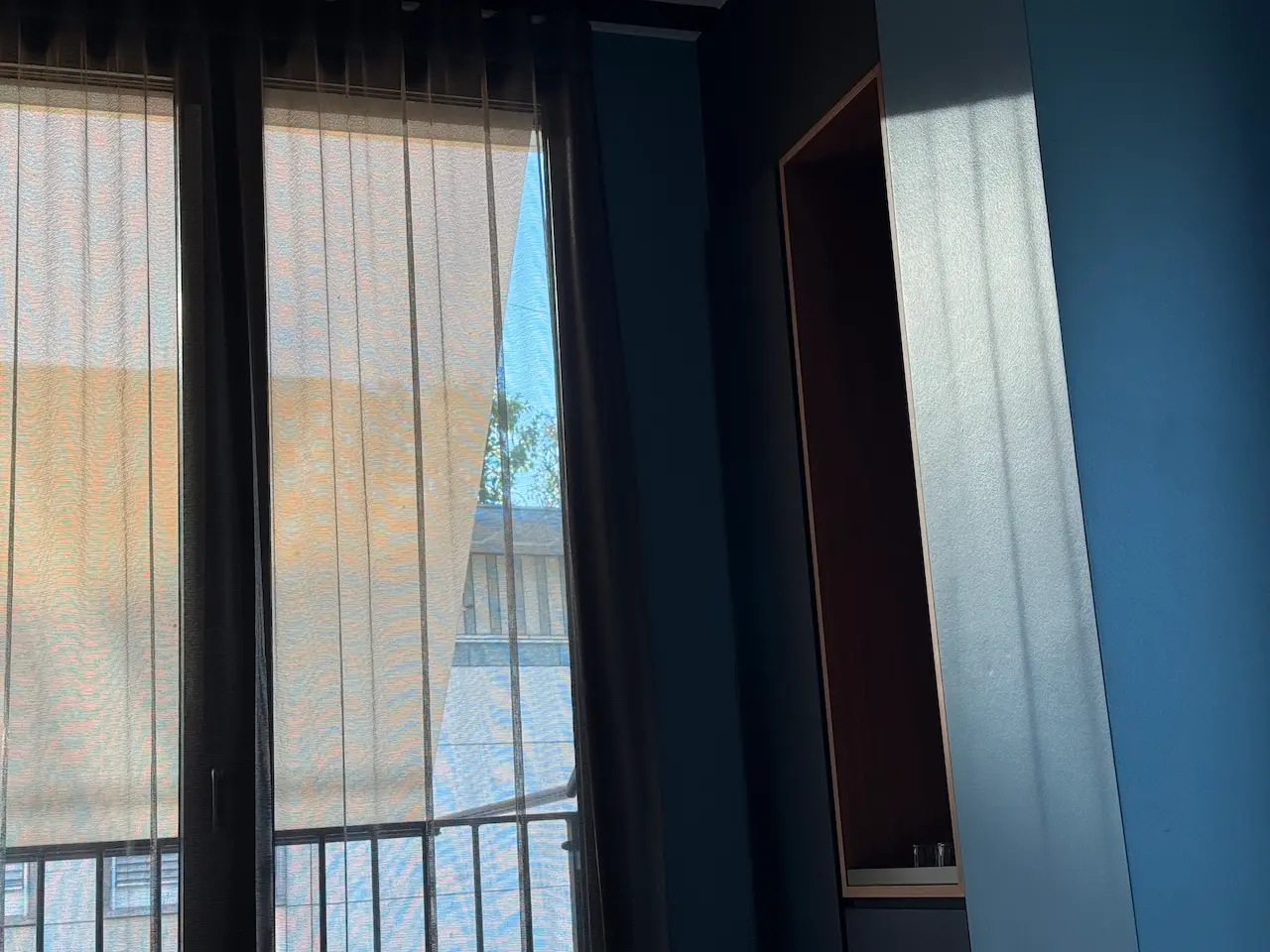 EMILU Hotel: Sonnenblende vor dem Fenster