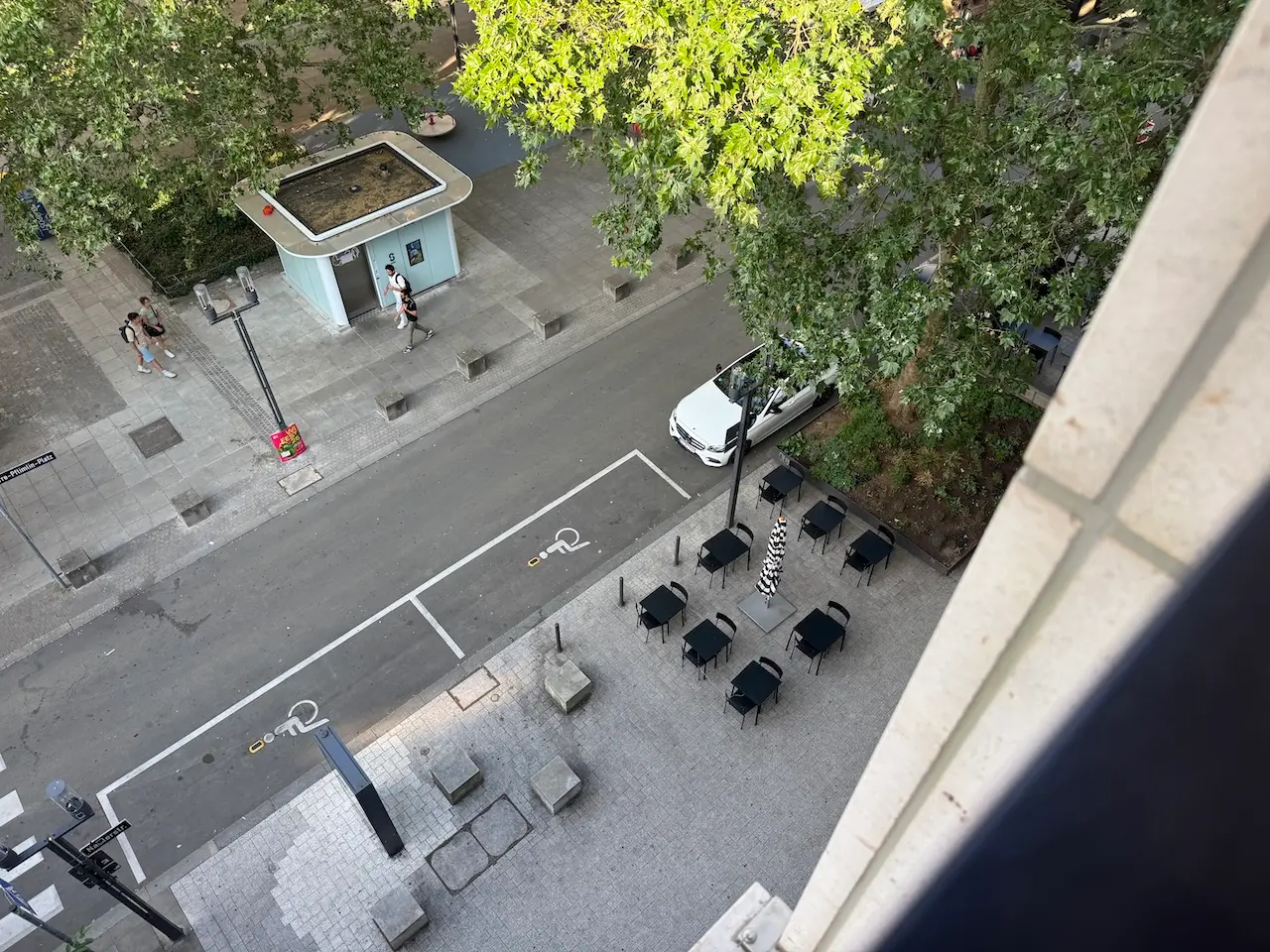 EMILU Hotel: Blick aus dem Zimmer auf den Platz vor dem Hotel