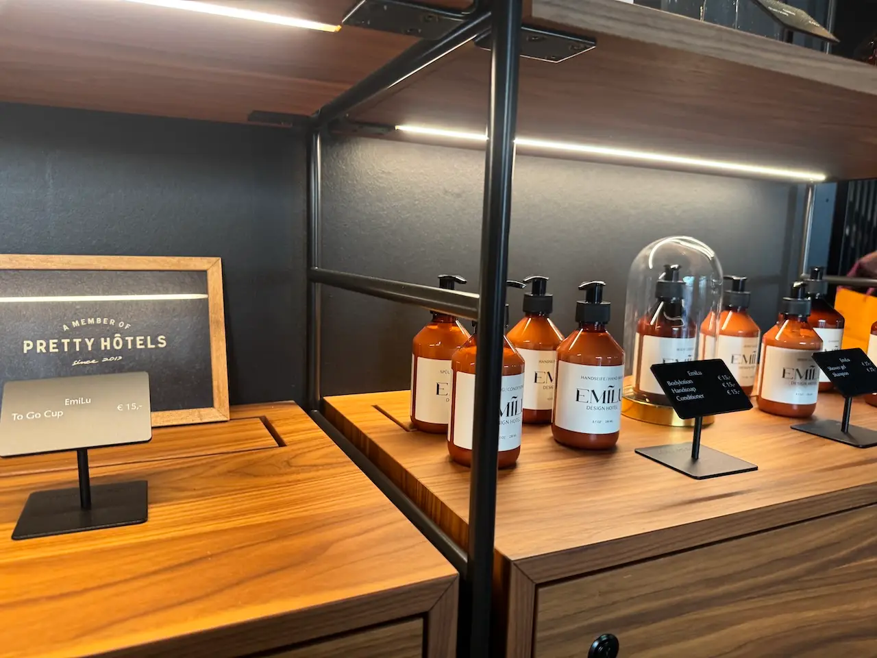 Hotel Shop im EMILU Hotel Stuttgart mit hoteleigenen Beauty-Produkten