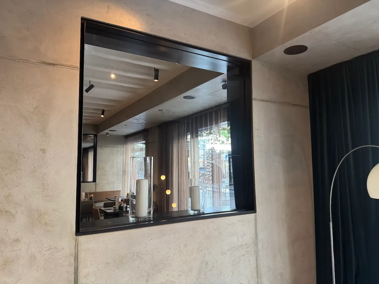 Fenster von der Lounge ins Restaurant Fritz im EMILU Hotel