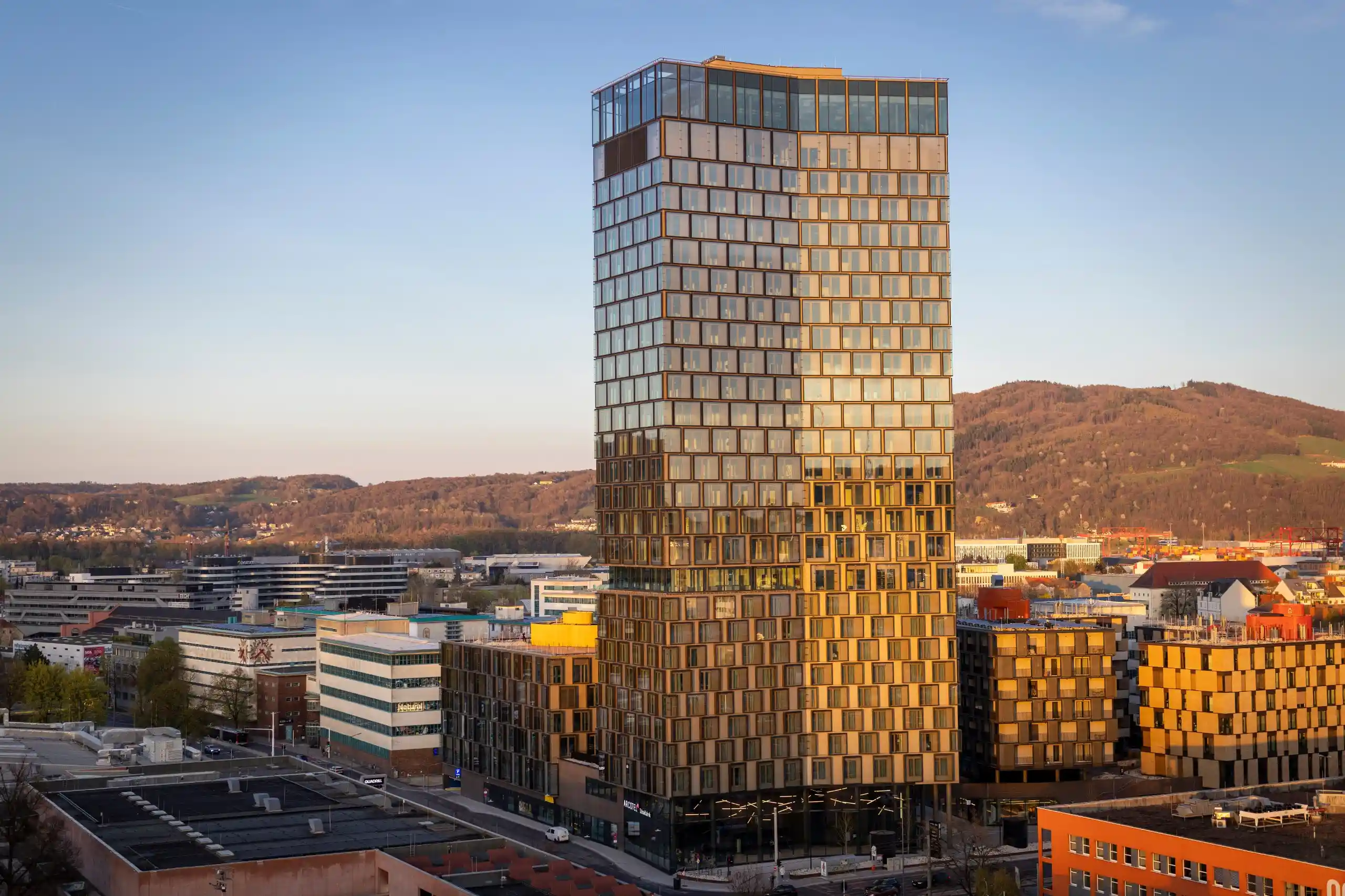ARCOTEL Tabakfabrik Linz: Der Turm in dem sich das Hotel befindet mit Blick auf Linz