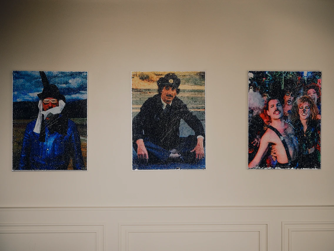 Drei gerahmte Fotokunstwerke an der cremefarbenen Wand im Innenbereich des Designhotels The Dean München