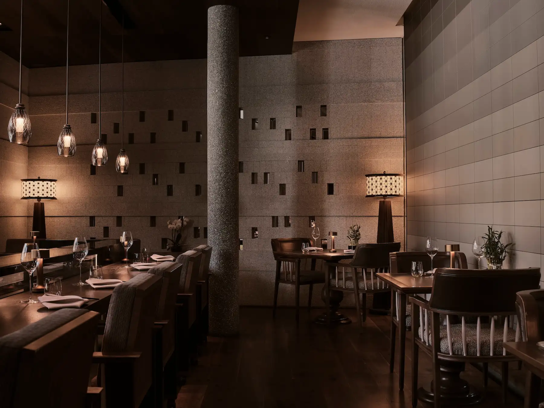 The Chedi Andermatt: Restaurant in dunklem Ambiente