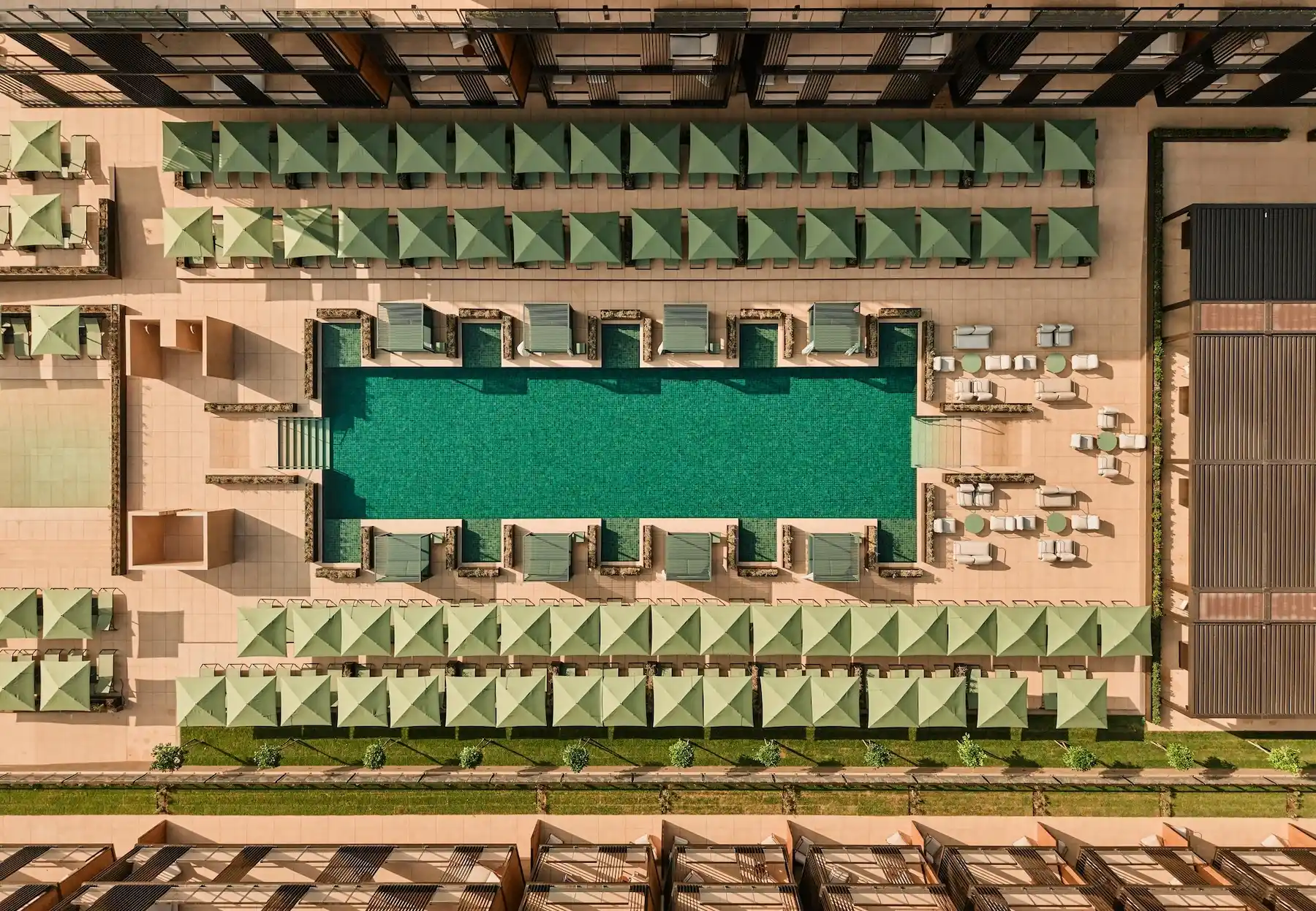 Falkensteiner Lake Garda: Poolbereich aus der Vogelperspektive