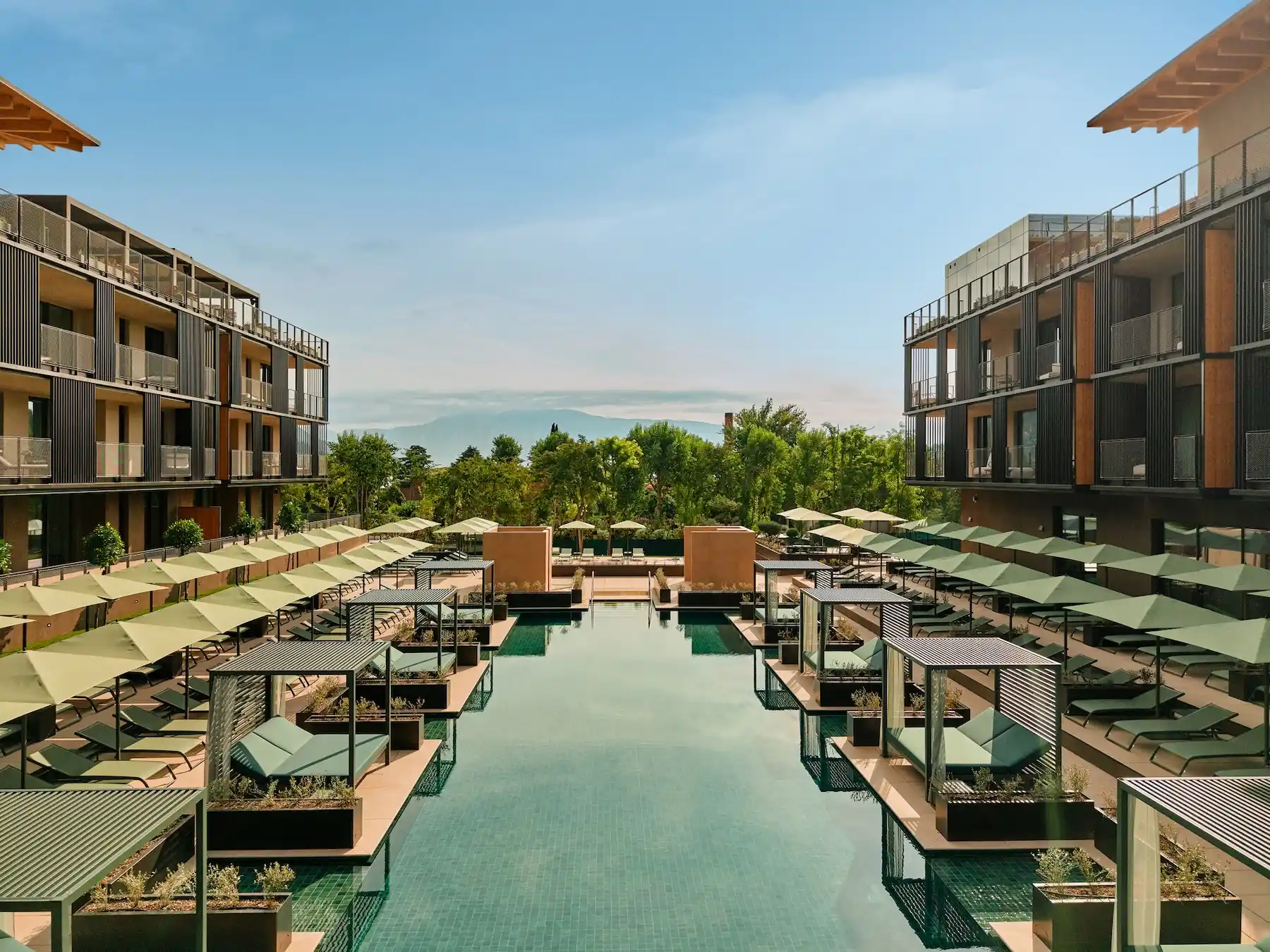 Falkensteiner Lake Garda: Outdoorpool mit Sonnenliegen