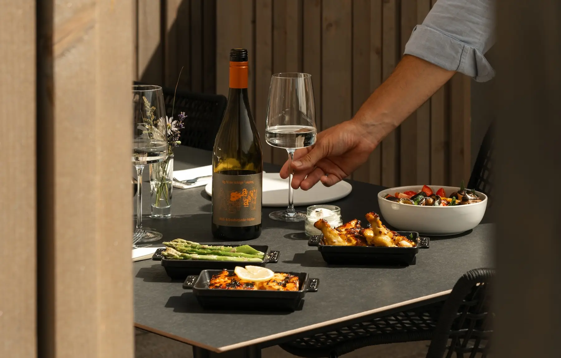 Gedeckter Tisch zum Dinner mit Wein in den Agrad Chalets || © Marina Dietrich