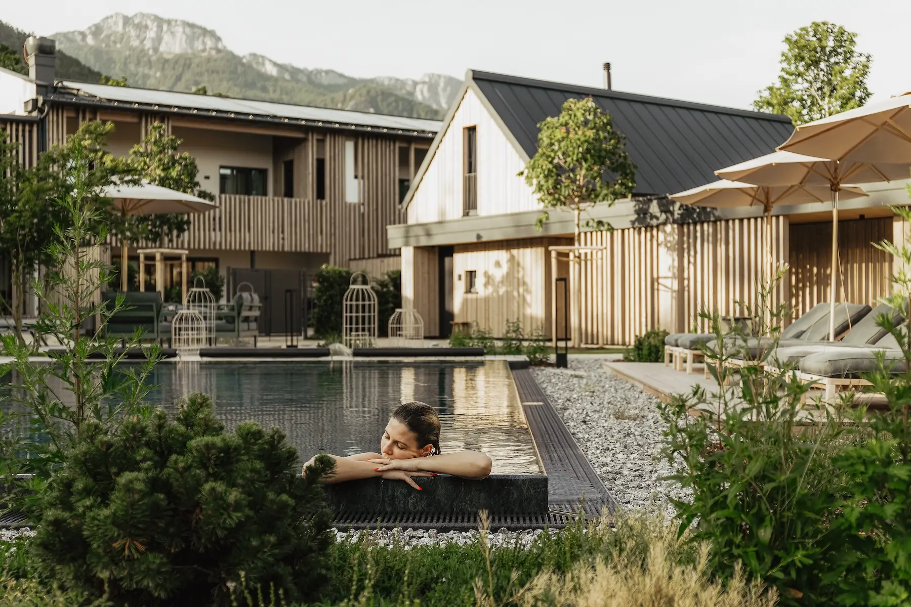 Poolbereich der Agrad Chalets || © Formgestalter