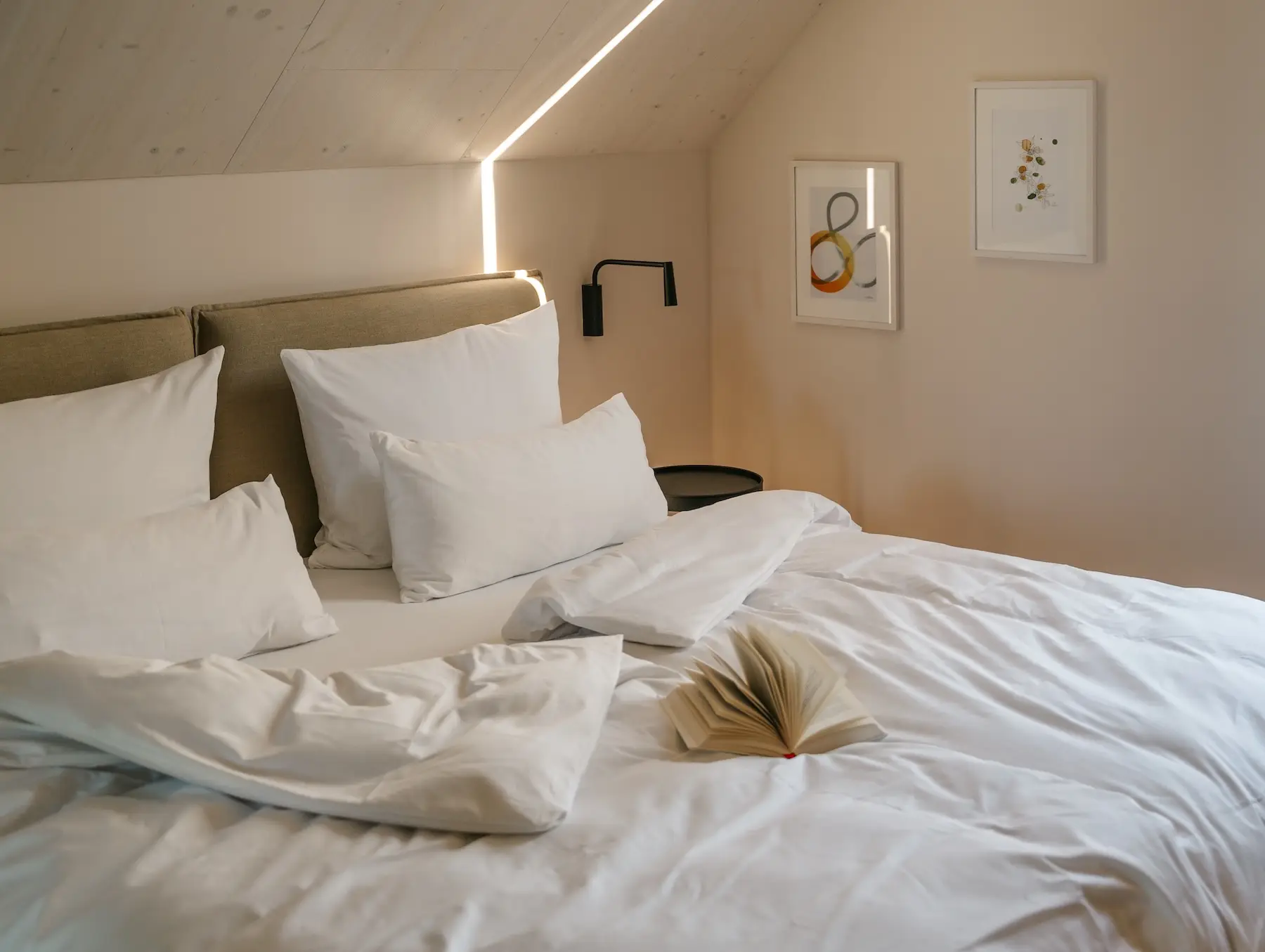 Bett mit weißen Laken in den Agrad Chalets || © Culinary Jetsetters