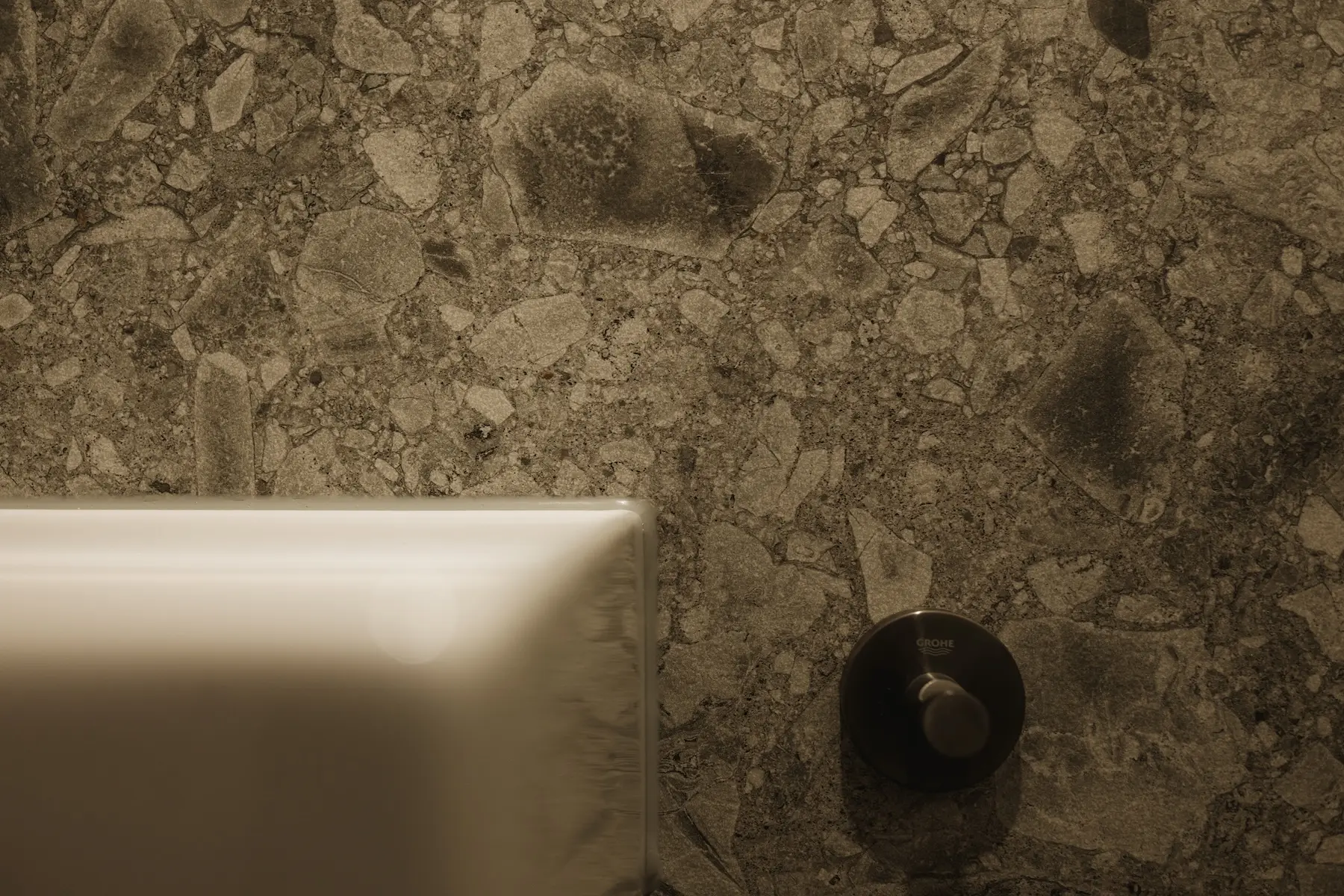 Agrad Chalets: Detail Steinwand im Bad || © Andreas Jacob