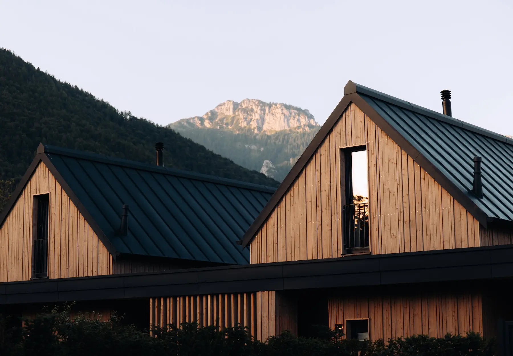 Agrad Chalets im Chiemgau: Spitze Chalet-Dächer vor Bergpanorama