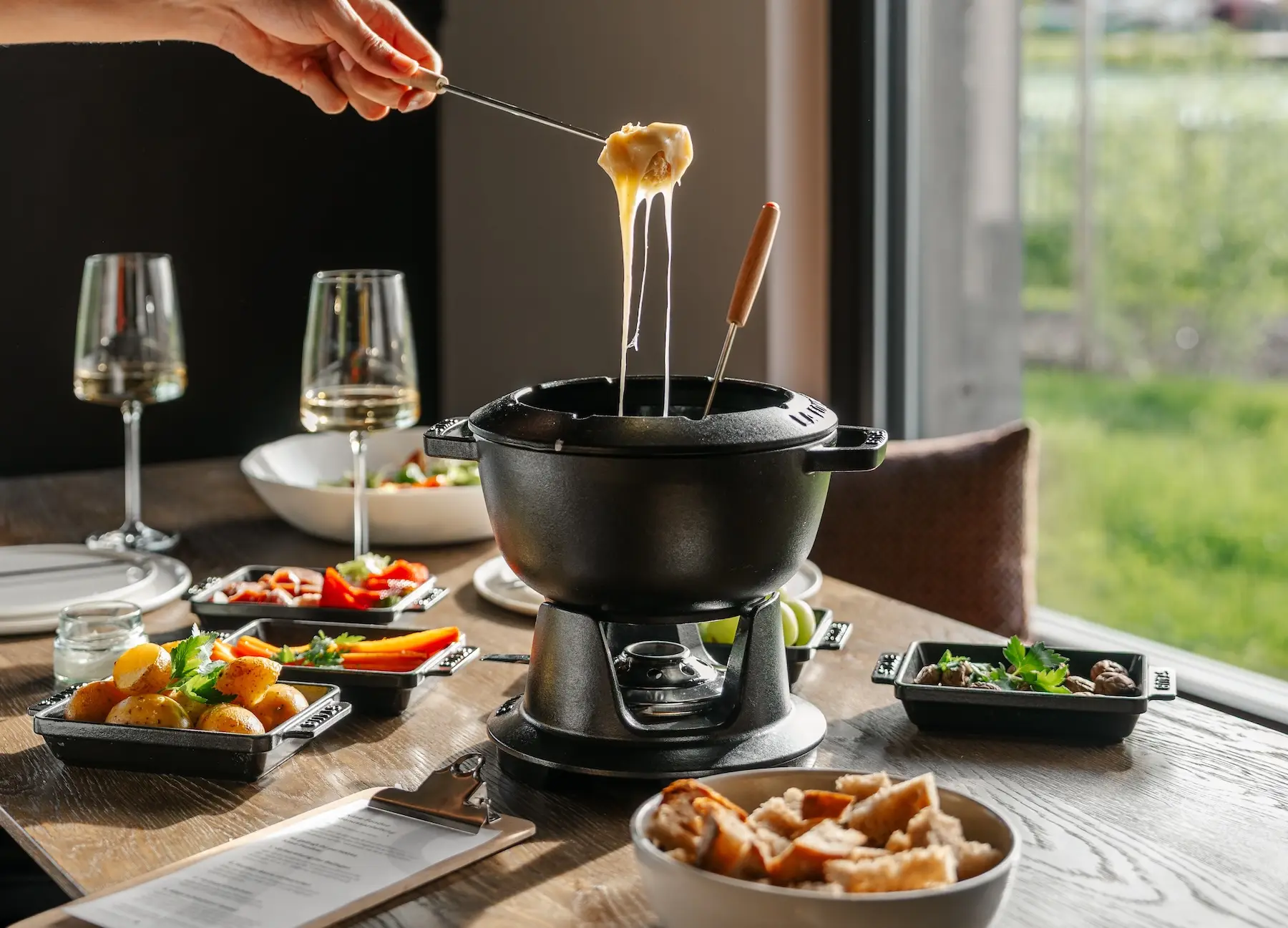 Käse-Fondue in den Agrad Chalets || © Culinary Jetsetters
