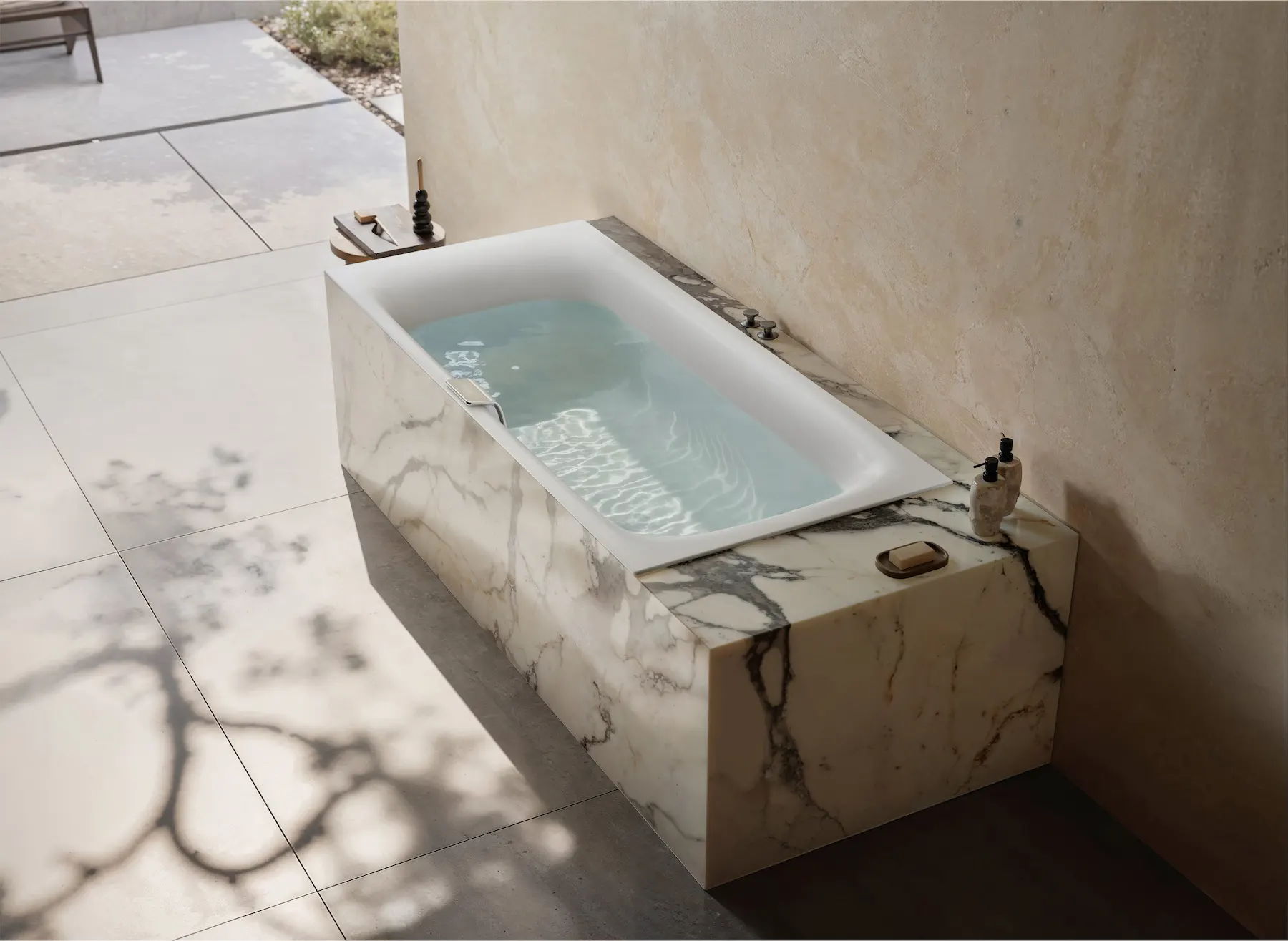 Badewann Nuio Duo Zen von Kaldewei Badewanne gefüllt mit Wasser