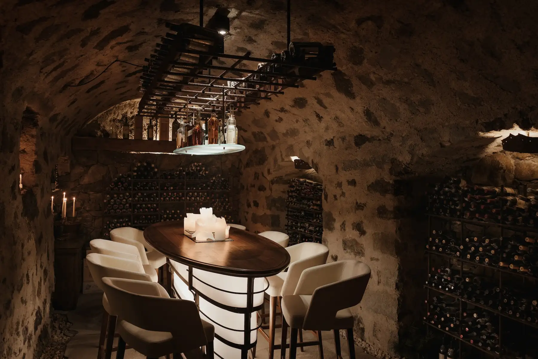 Ansitz Steinbock: Tisch vor Weinregal || © Historic South Tyrol / Alex Moling