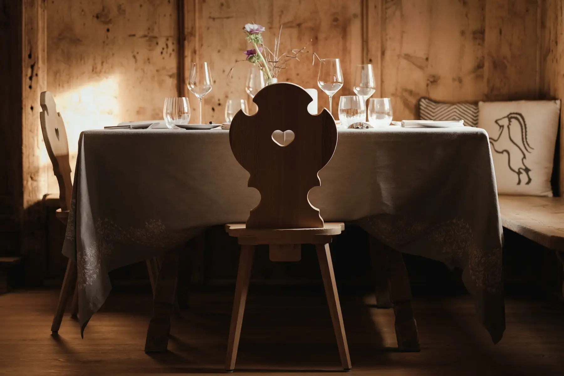 Ansitz Steinbock: Holzstuhl vor Holztisch im Restaurant || © Historic South Tyrol / Alex Moling