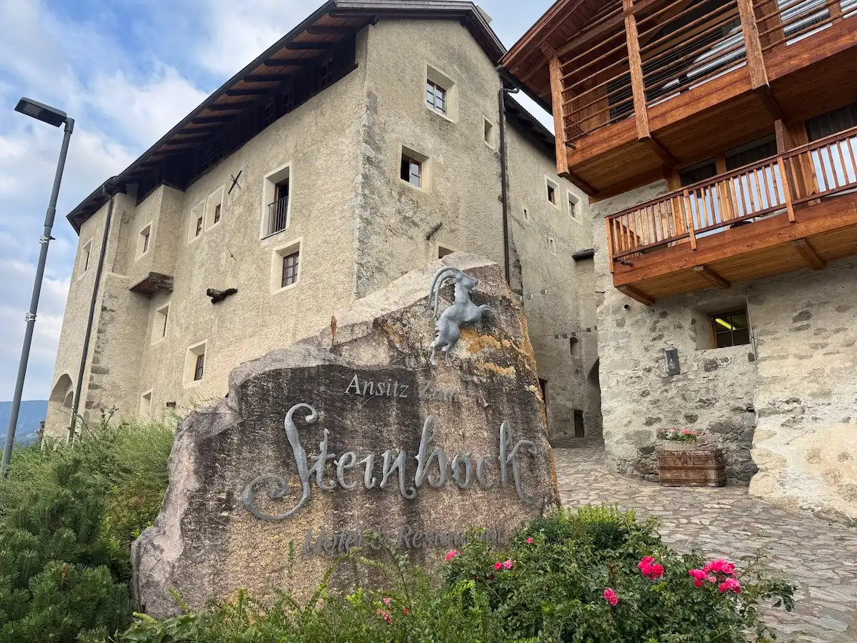 Ansitz Steinbock Südtirol: Einfahrt und Schriftzug mit Steinbock