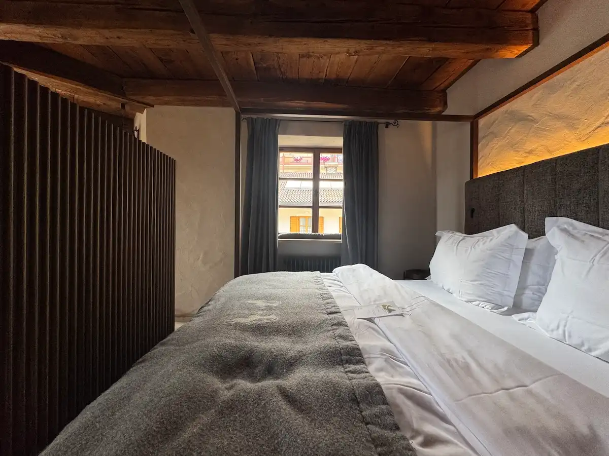 Ansitz Steinbock Südtirol: Bett in der Suite von Neuhaus
